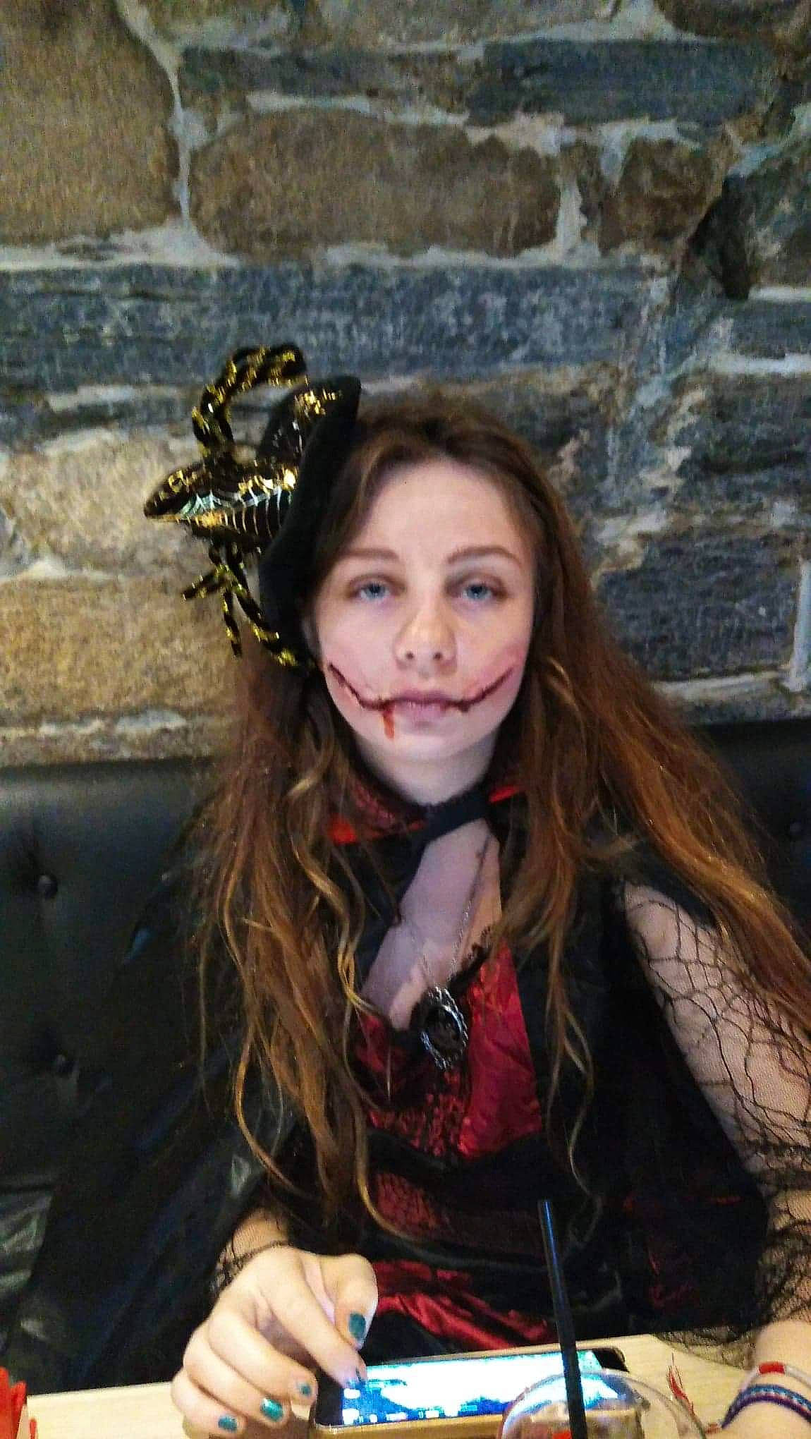 Elsa a rejoint le concours — aidez-le/la à gagner de superbes lots ! beauty, child_model, fawn, hair, hairstyle, headpiece, lady, long_hair, person, photography, portrait, smile