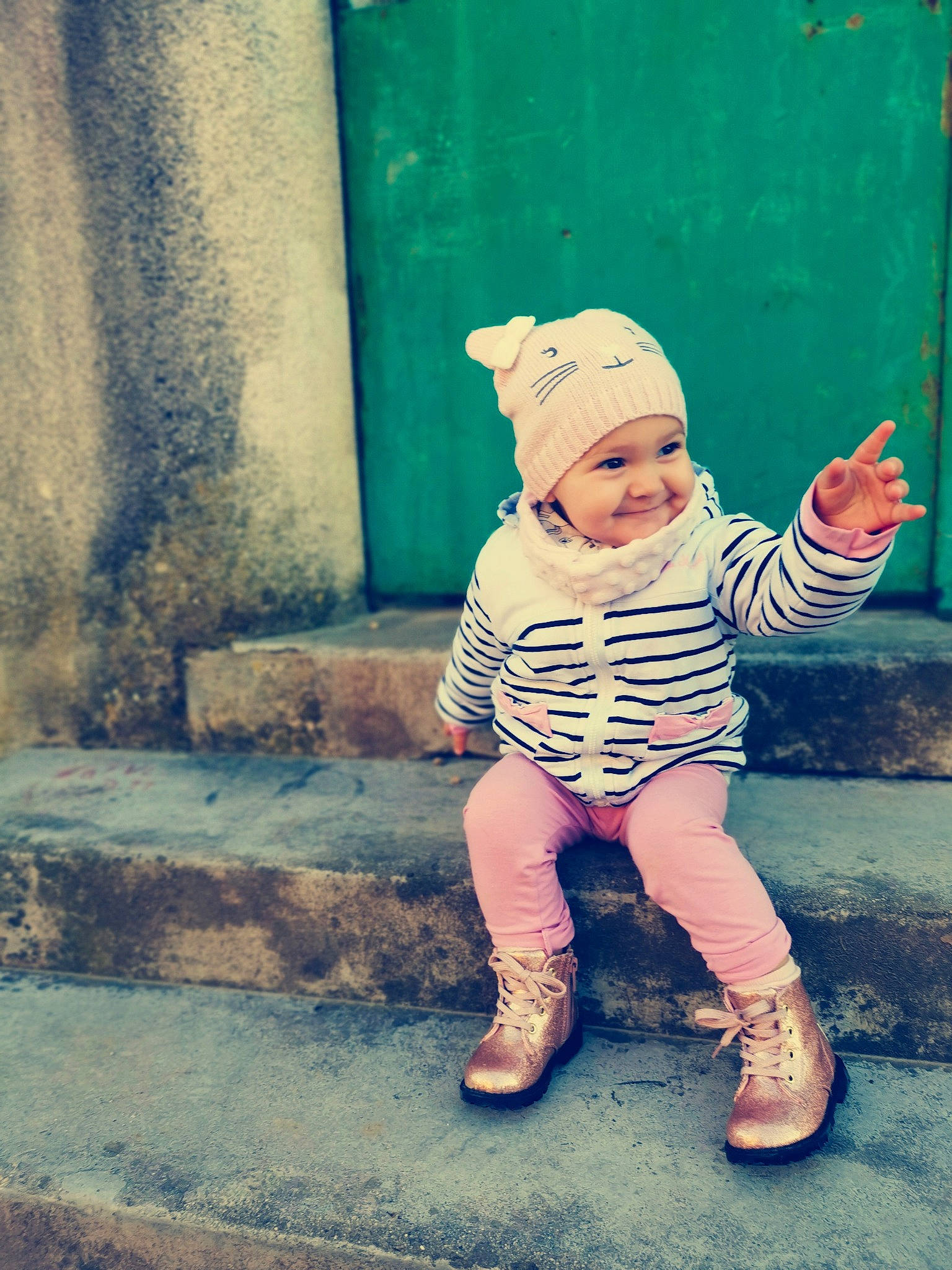 Soana a rejoint le concours — aidez-le/la à gagner de superbes lots ! baby, blue, child, eye, green, happy, head, headwear, joy, people, person, photograph, photography, pink, play, sitting, skin, smile, snapshot, standing