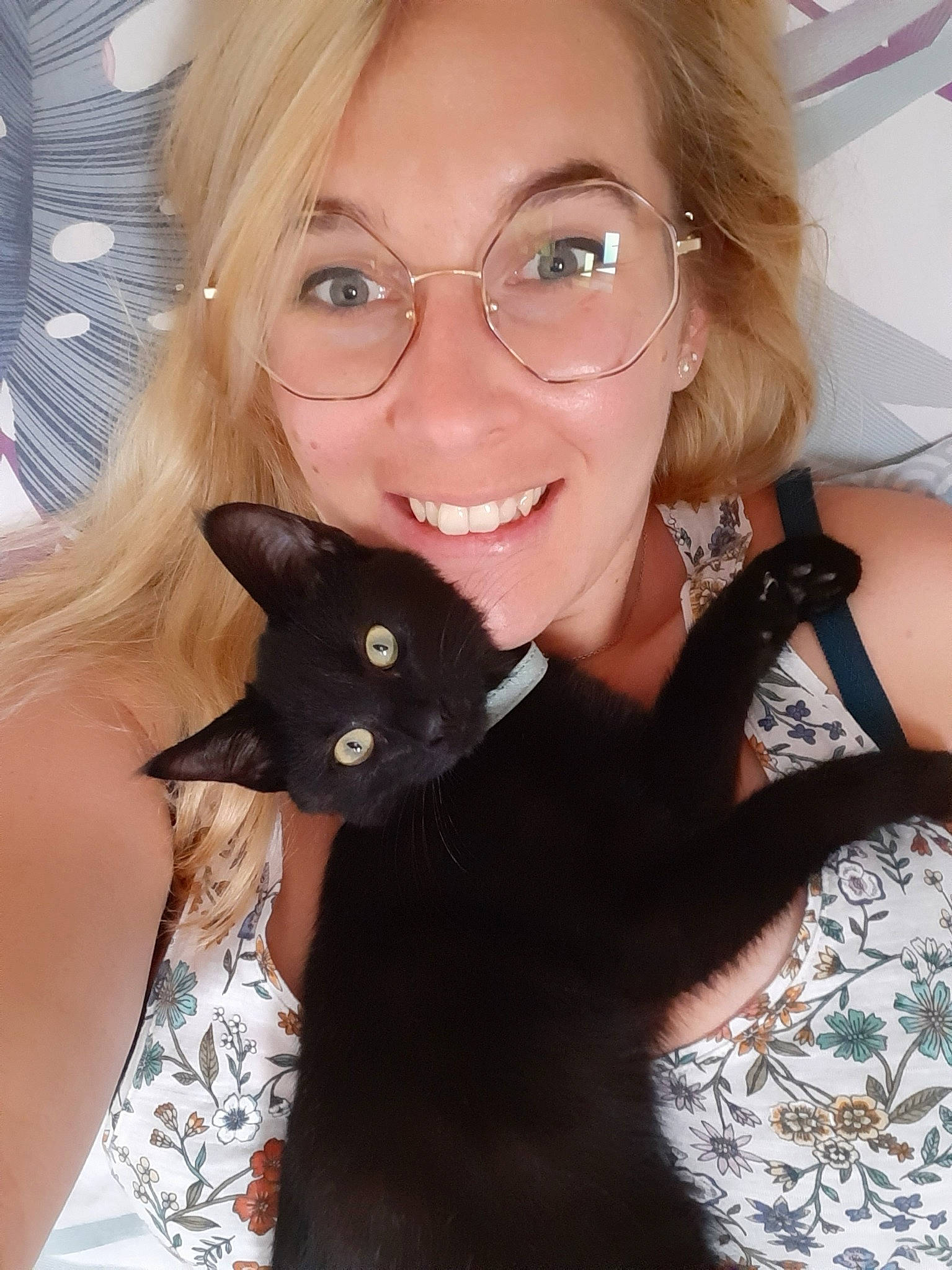 Pepper participe au concours pour gagner de l'argent avec cette photo : asian, black_cat, black_hair, blond, bombay, brown_hair, carnivore, cat, fawn, felidae, glasses, hair, havana_brown, iris, long_hair, photography, selfie, small_to_medium_sized_cats, smile, whiskers