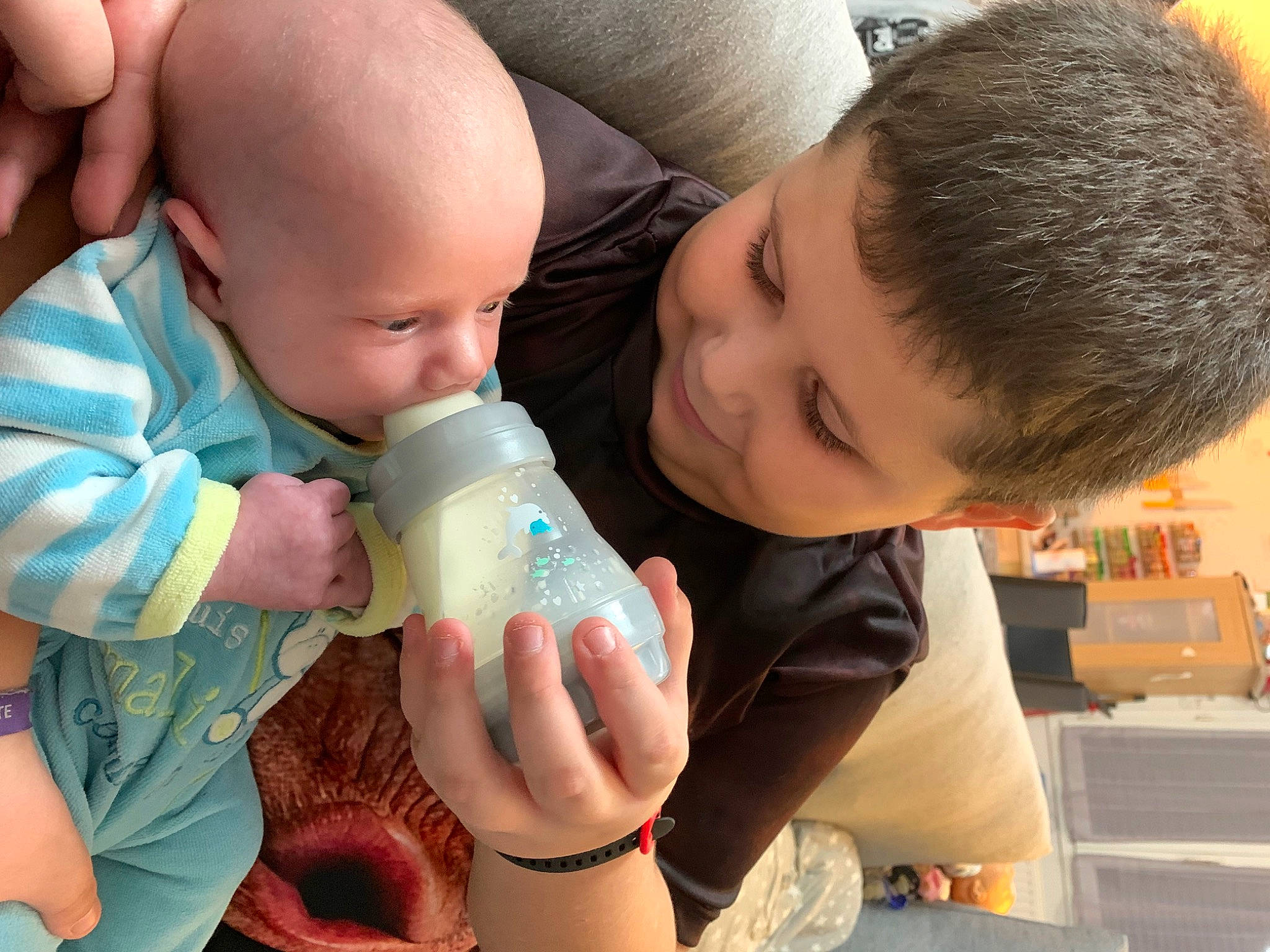 Noa participe au concours pour gagner de l'argent avec cette photo : arm, baby, baby_bottle, bottle, cheek, drinkware, ear, facial_expression, finger, gesture, hairstyle, hand, human, mouth, nail, nose, person, plastic_bottle, skin, thumb