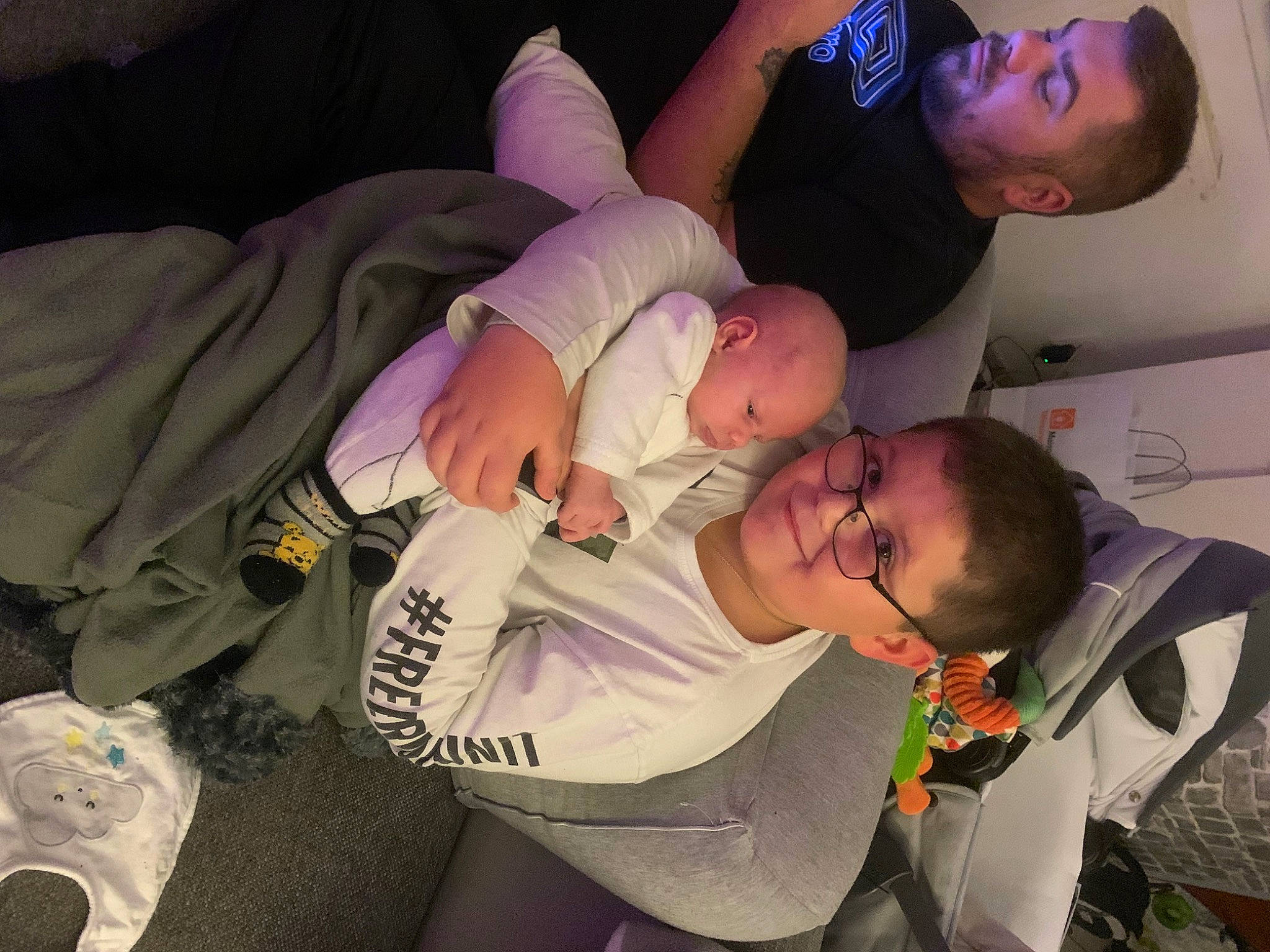 Noa participe au concours pour gagner de l'argent avec cette photo : baby, baby_toddler_clothing, child, comfort, elbow, event, finger, flash_photography, fun, gesture, happy, lap, mouth, person, room, sleeve, smile, thigh, thumb, toddler