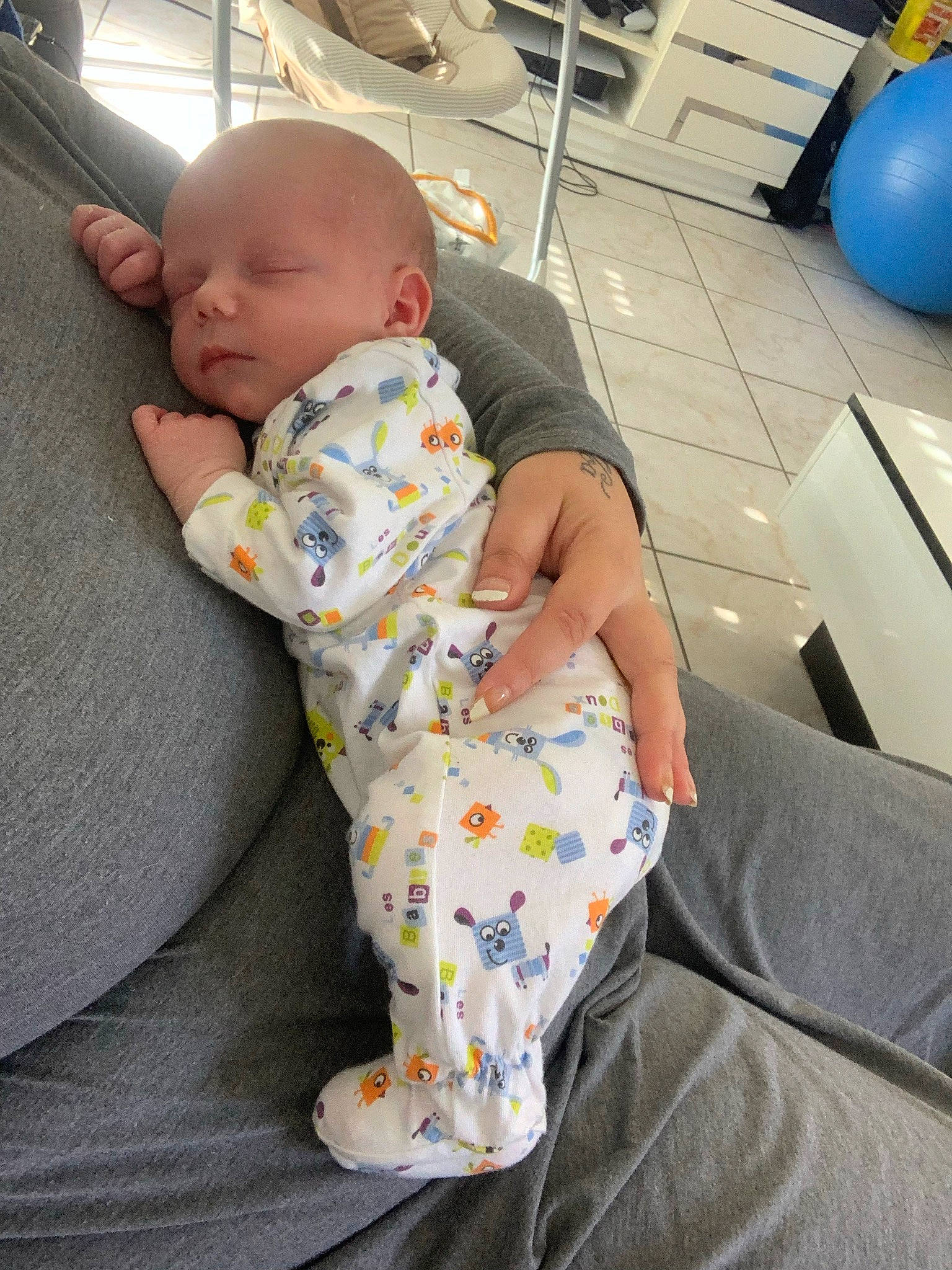 Louy a rejoint le concours — aidez-le/la à gagner de superbes lots ! baby, baby_products, baby_toddler_clothing, balloon, child, comfort, finger, flooring, foot, fun, head, human_leg, joint, knee, lap, leg, person, sitting, skin, thigh