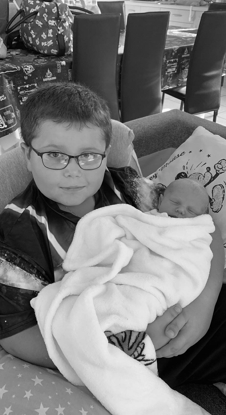 Louy a rejoint le concours — aidez-le/la à gagner de superbes lots ! black, black_and_white, comfort, eyewear, facial_expression, gesture, glasses, hand, happy, human, human_body, interaction, mammal, monochrome, person, standing, style, toddler, vertebrate, vision_care