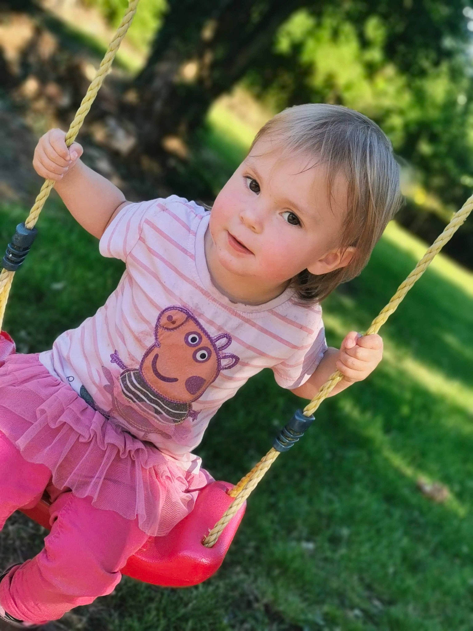 Shayna a rejoint le concours — aidez-le/la à gagner de superbes lots ! baby, baby_toddler_clothing, balance, bungee_cord, child, finger, fun, hand, human_settlement, outdoor_play_equipment, people_in_nature, person, pink, play, playground, public_space, summer, swing, thumb, toddler