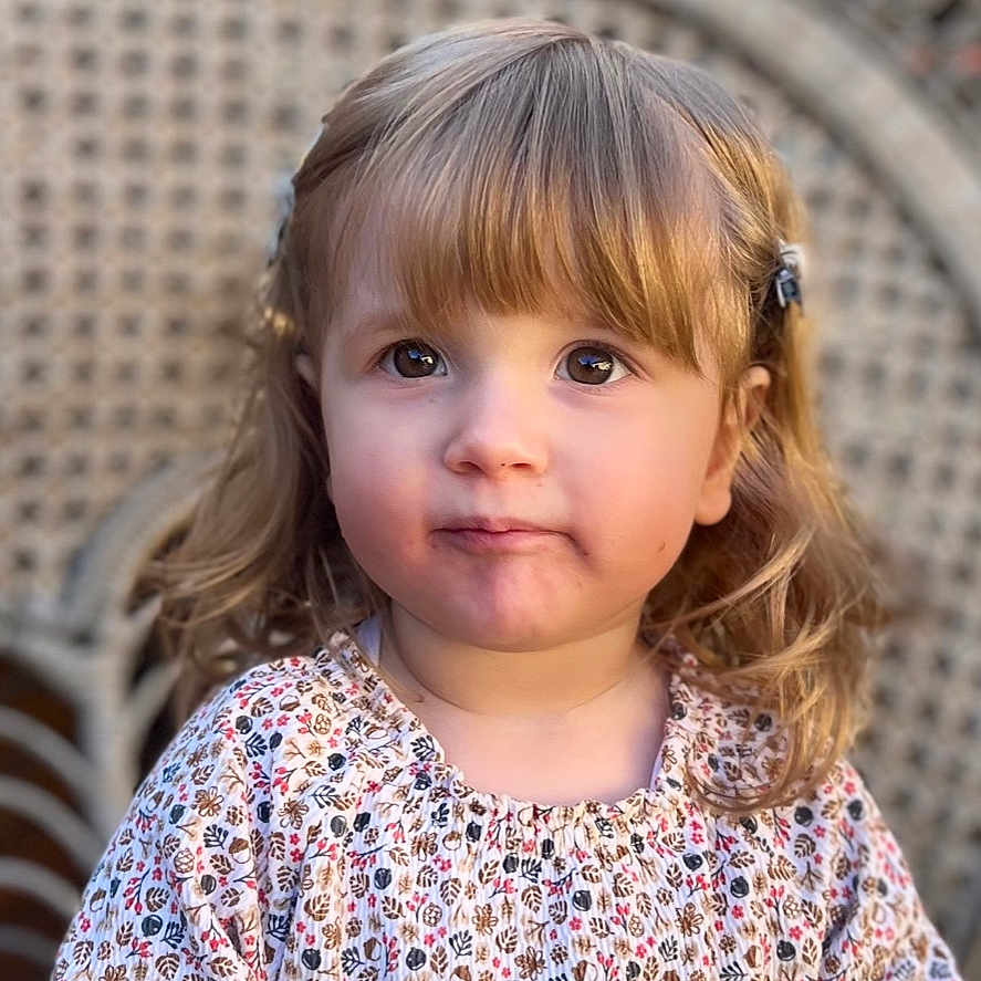 Livia participe au concours pour gagner de l'argent avec cette photo : blonde, blouse, bodypart, child, clothing, dress, face, female, finger, girl, hair, hand, happy, head, longsleeve, person, photography, portrait, sleeve, smile