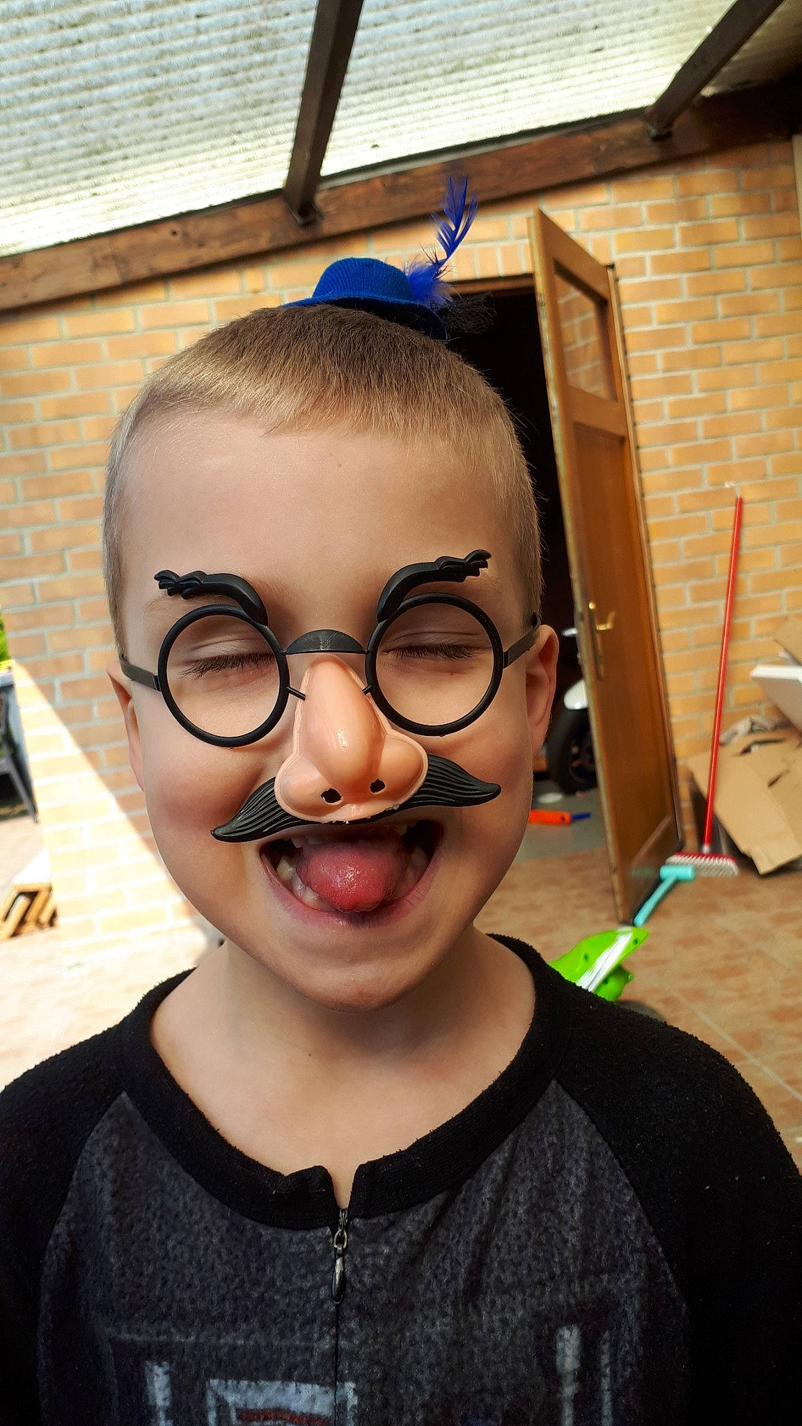 Nolan participe au concours pour gagner de l'argent avec cette photo : child, cool, eyebrow, eyewear, face, forehead, fun, glasses, hair, hairstyle, head, joy, nose, person, smile, vision_care