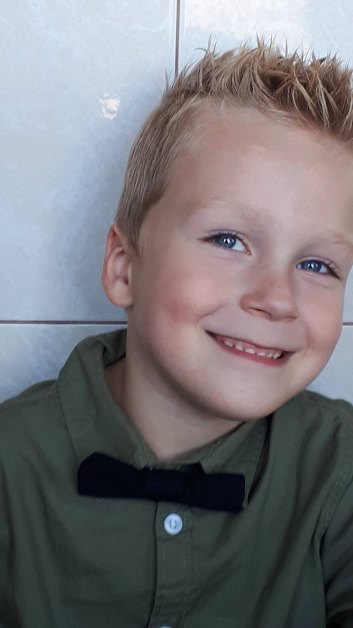 Nolan a rejoint le concours — aidez-le/la à gagner de superbes lots ! blond, brown_hair, cheek, child, child_model, chin, eye, eyebrow, face, facial_expression, forehead, hair, hairstyle, head, jaw, joy, lip, neck, nose, person