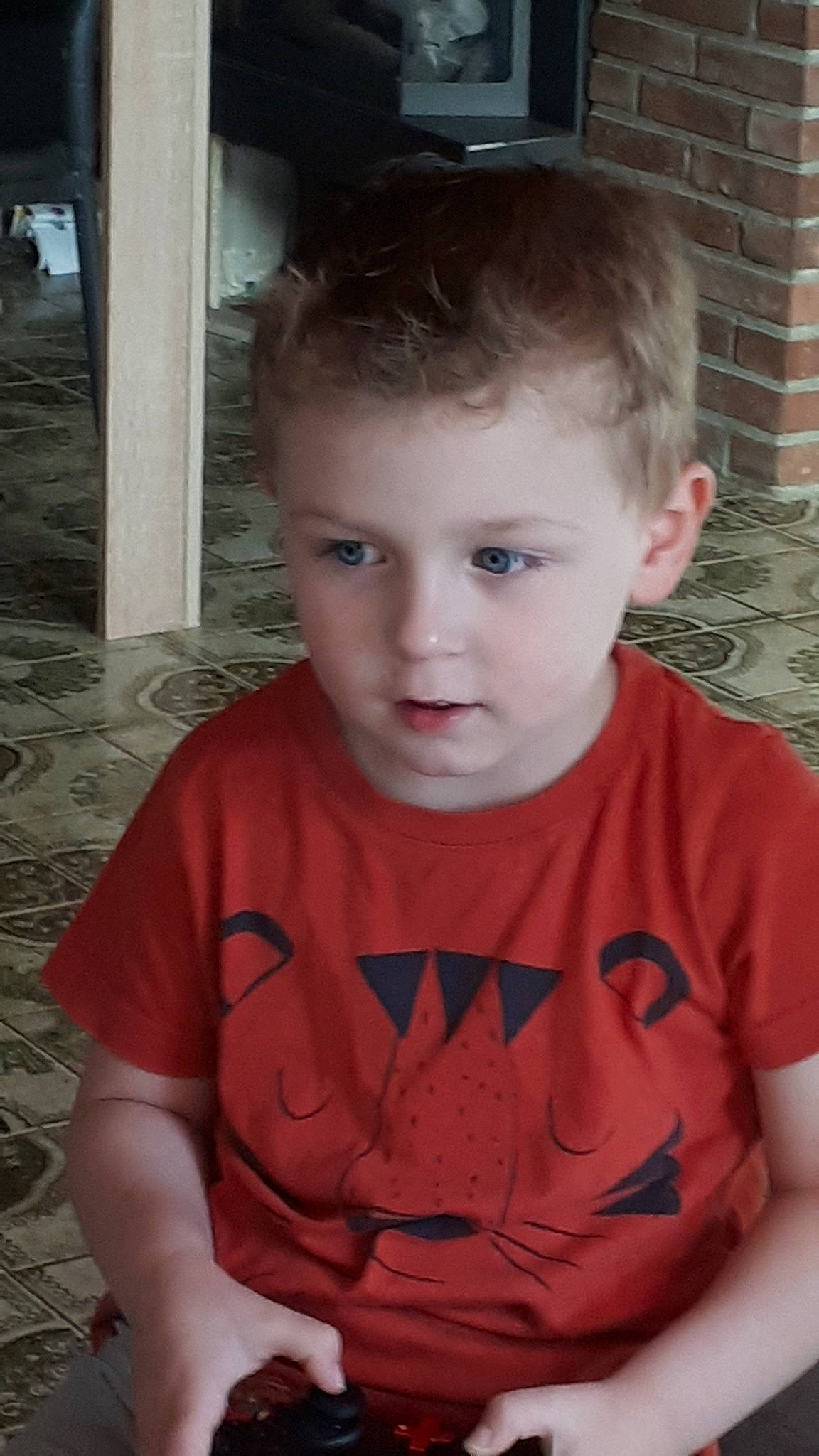 Lilian a rejoint le concours — aidez-le/la à gagner de superbes lots ! brown_hair, cheek, child, child_model, chin, cool, ear, eye, face, forehead, hair, hairstyle, head, lip, neck, nose, person, portrait, smile, t_shirt