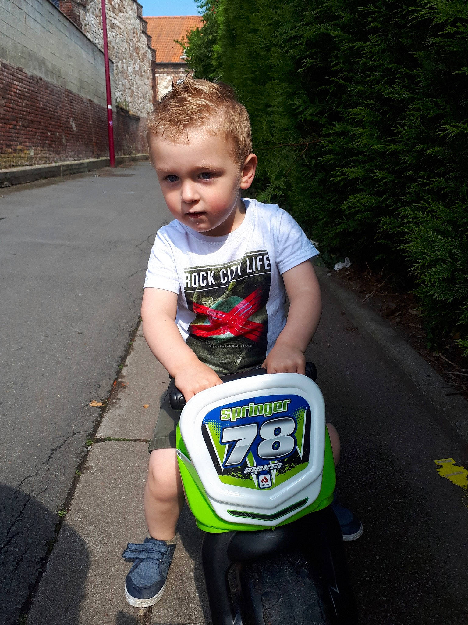 Lilian participe au concours pour gagner de l'argent avec cette photo : helmet, motorcycle_helmet, person, personal_protective_equipment, vehicle