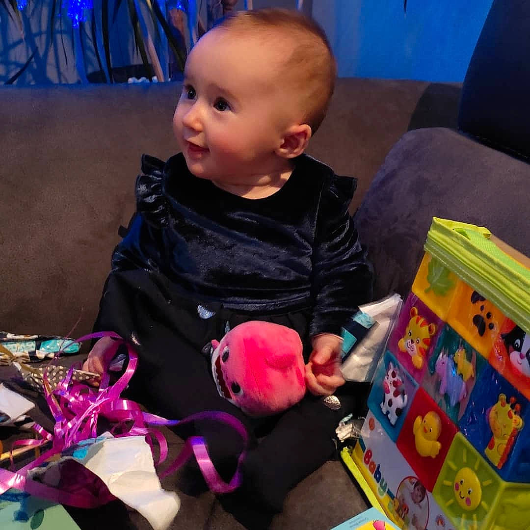 Ambre participe au concours pour gagner de l'argent avec cette photo : baby, baby_toddler_clothing, blue, chair, child, cool, event, fun, happy, head, lap, luggage_and_bags, person, play, room, sitting, snapshot, t_shirt, textile, toddler