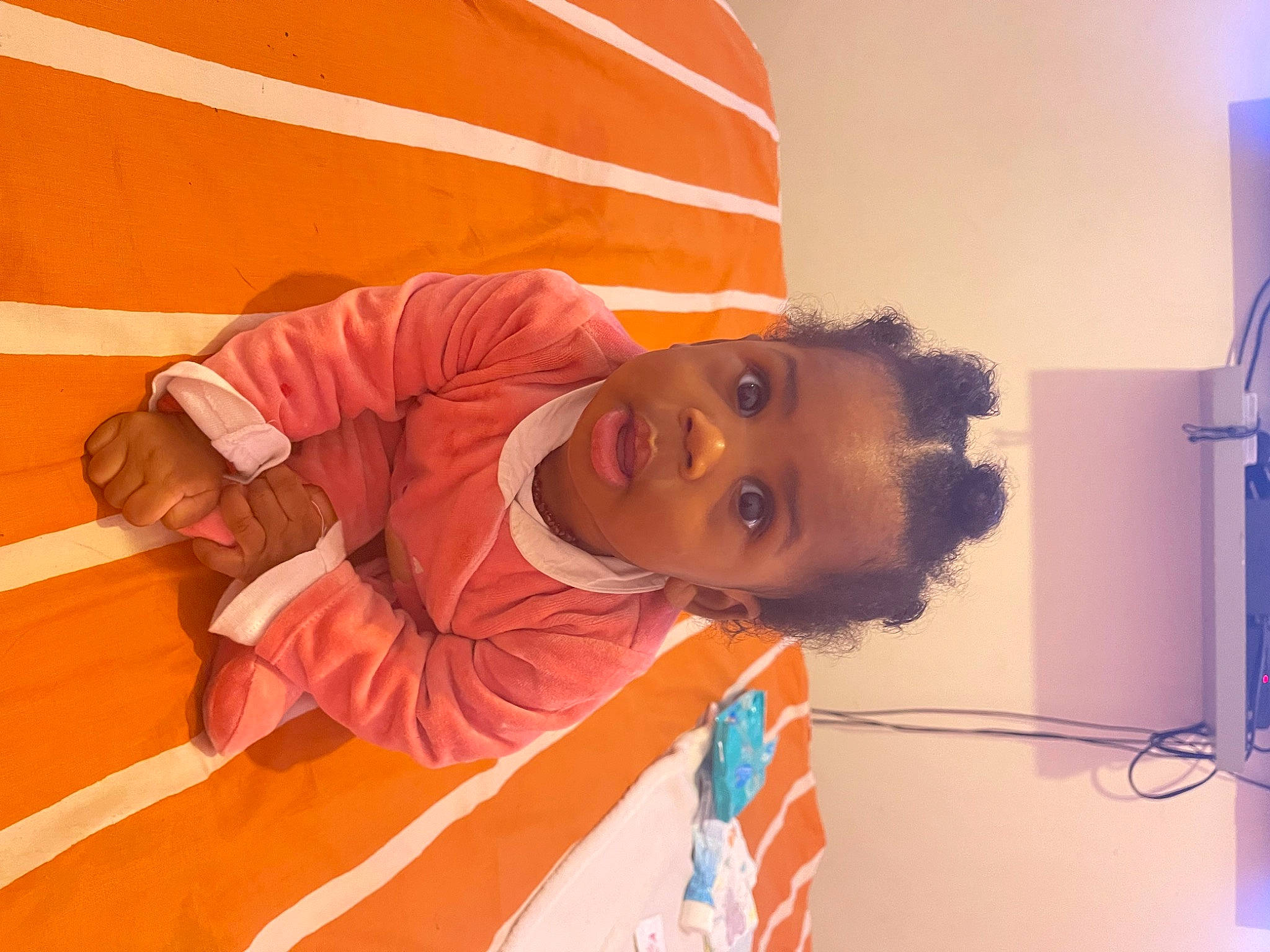 Naësha participe au concours pour gagner de l'argent avec cette photo : child, comfort, flooring, fun, happy, person, room, smile, thumb, toddler