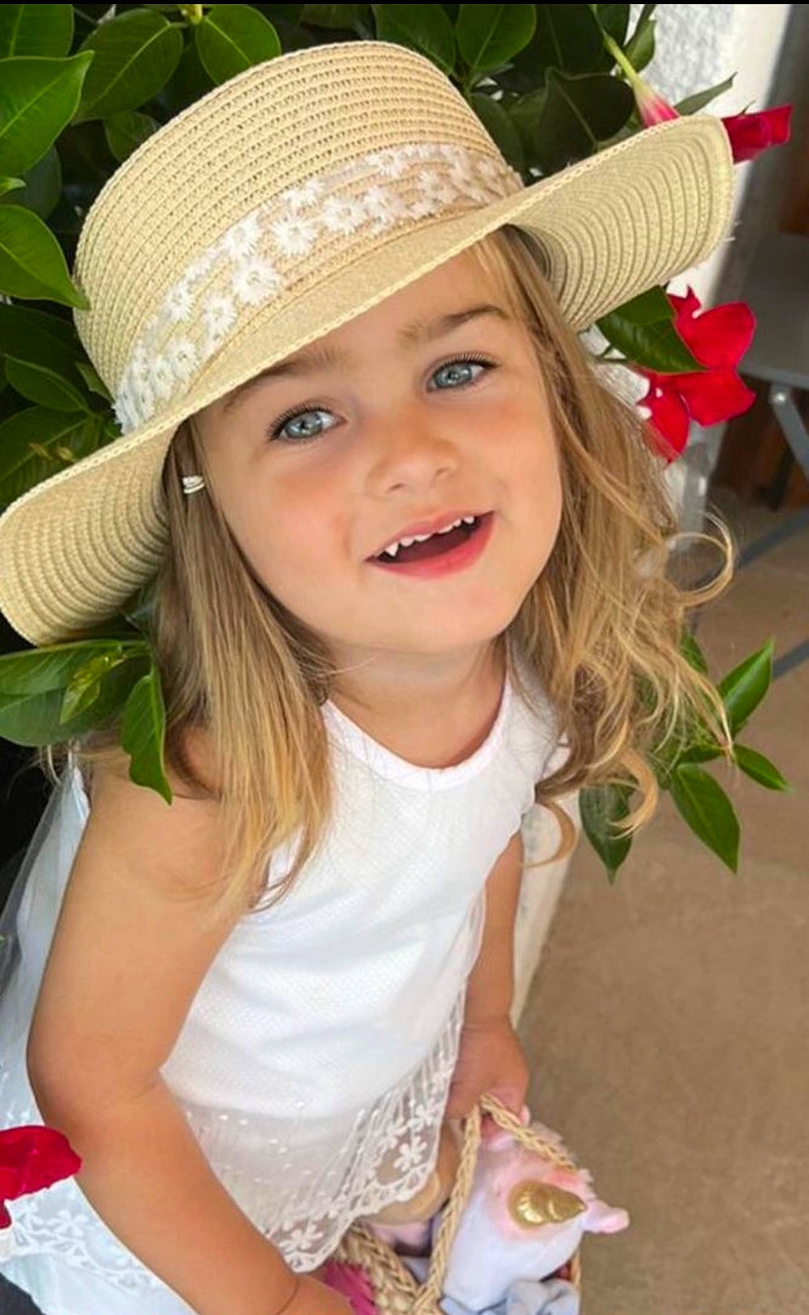 Lea Sophie participe au concours pour gagner de l'argent avec cette photo : cap, clothing, costume_hat, eye, face, fedora, flower, grass, happy, hat, head, headgear, headwear, iris, joy, lip, people_in_nature, person, plant, smile