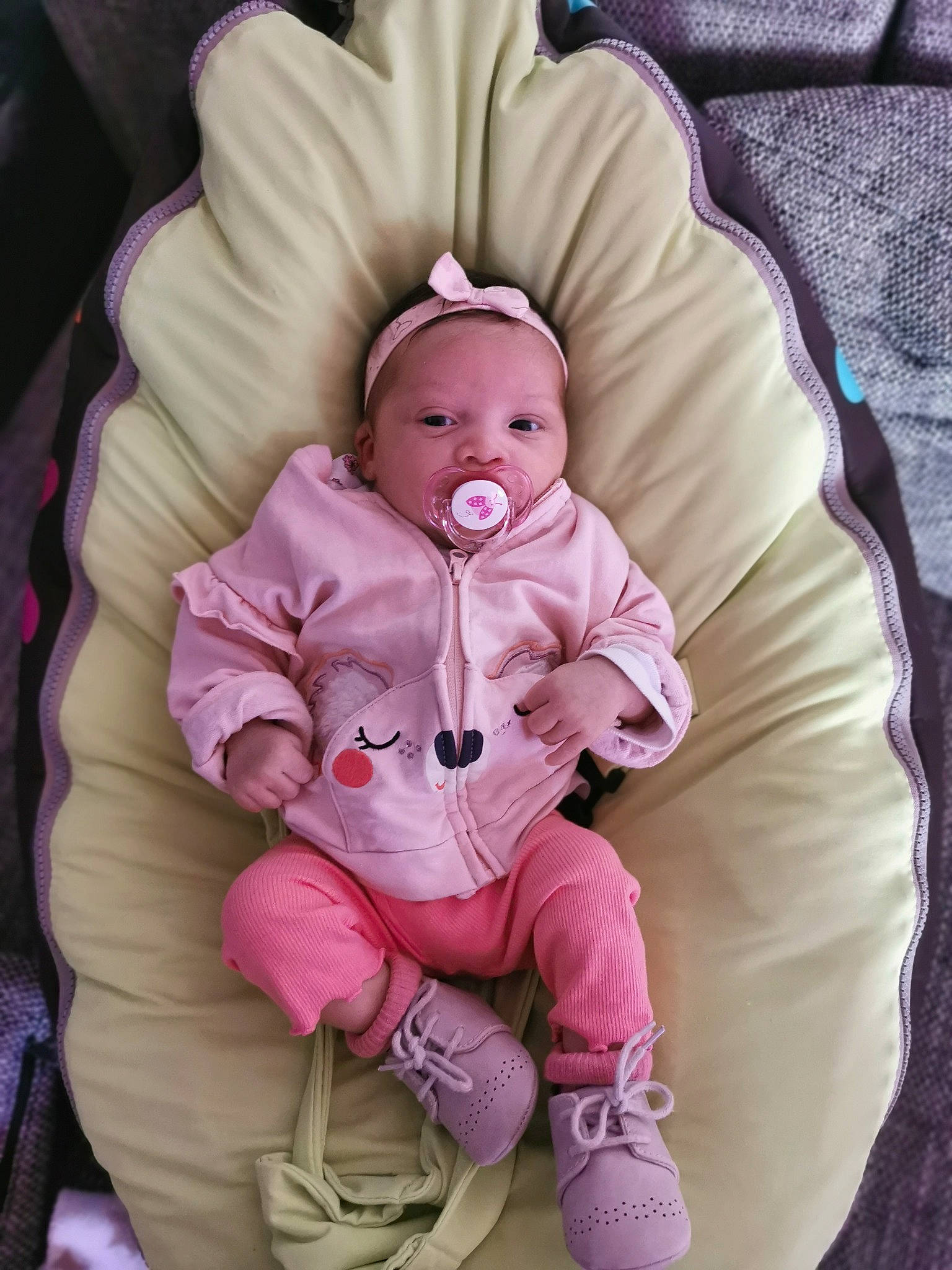 Tessa a rejoint le concours — aidez-le/la à gagner de superbes lots ! baby, baby_carriage, baby_products, baby_safety, baby_sleeping, baby_toddler_clothing, cheek, child, comfort, eye, human_body, linens, magenta, person, pink, purple, sitting, sleeve, smile, textile