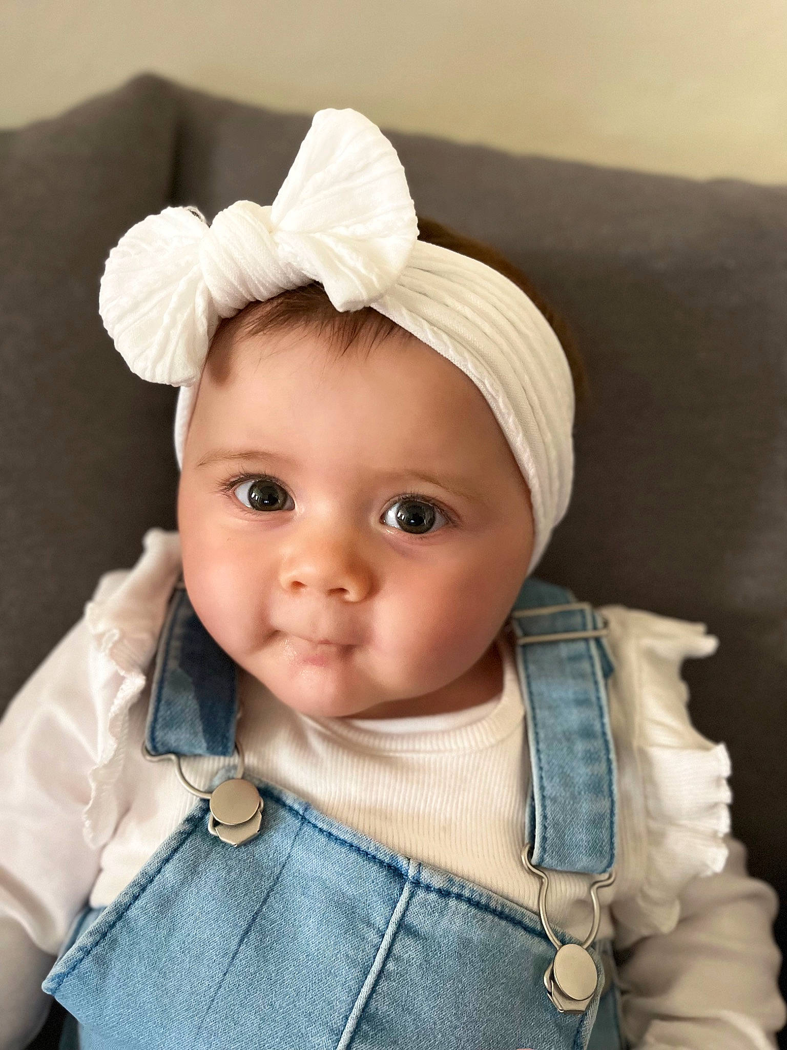 Rose a rejoint le concours — aidez-le/la à gagner de superbes lots ! baby, baby_toddler_clothing, cap, cheek, child, eye, eyelash, fashion_accessory, flash_photography, head, helmet, iris, lip, outerwear, person, skin, sleeve, textile, toddler, white