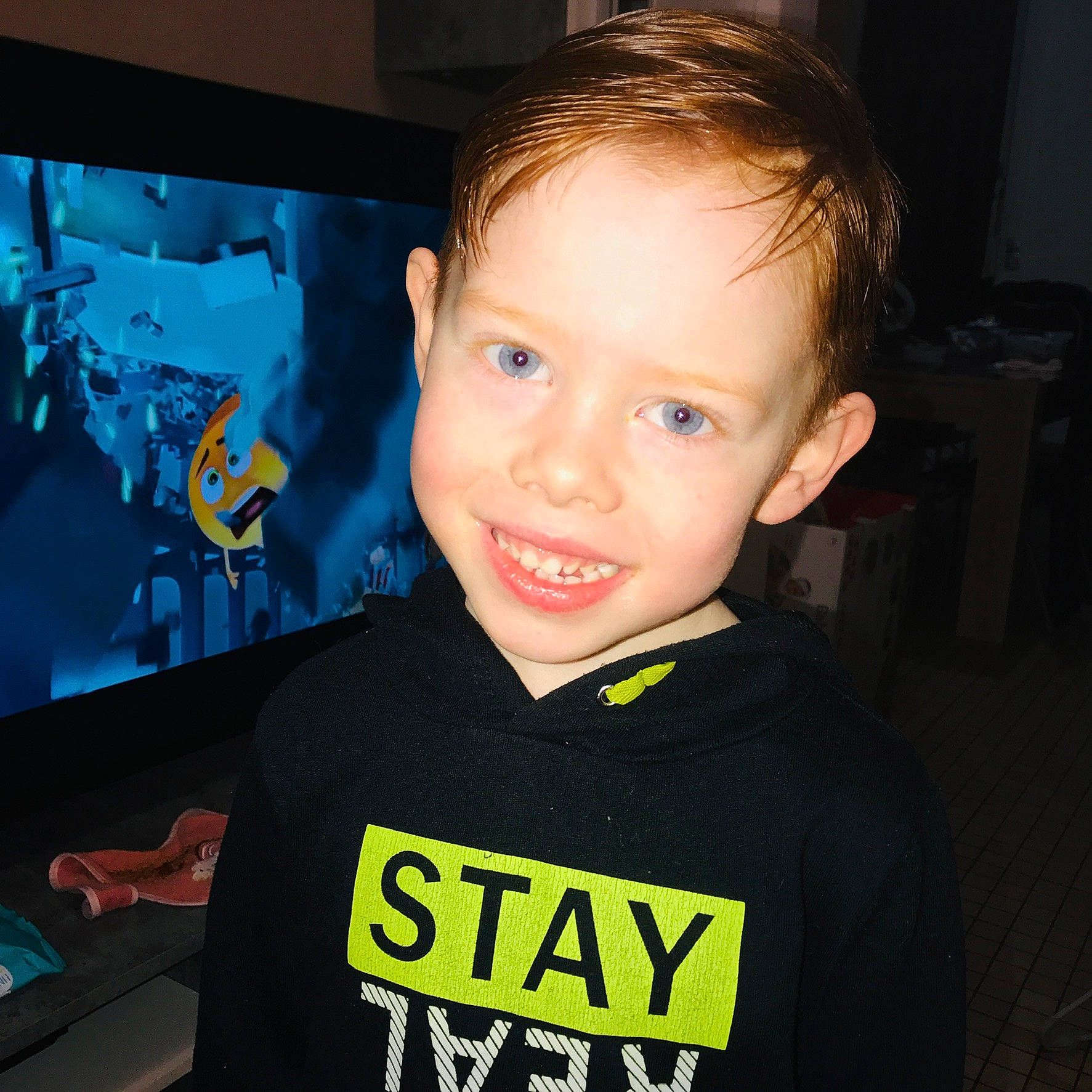 Léo a rejoint le concours — aidez-le/la à gagner de superbes lots ! child, display_device, electric_blue, flat_panel_display, fun, gadget, games, happy, iris, joy, led_backlit_lcd_display, machine, output_device, person, recreation, sleeve, smile, space, t_shirt, television