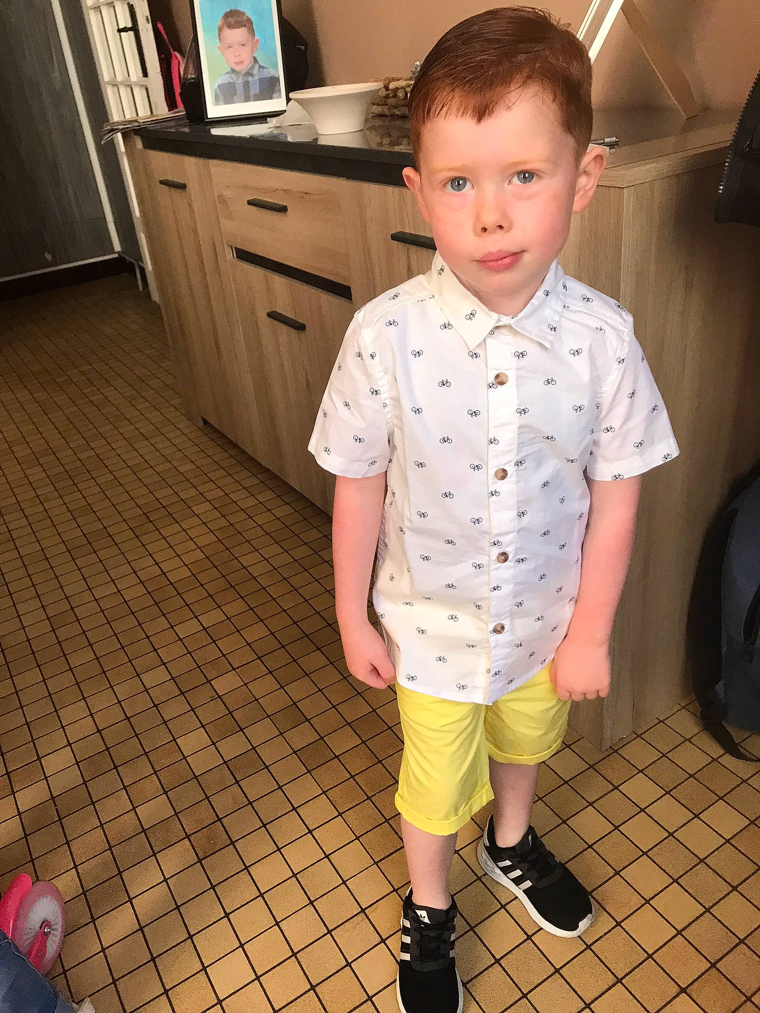 Léo a rejoint le concours — aidez-le/la à gagner de superbes lots ! black, cabinetry, countertop, drawer, floor, flooring, fun, hardwood, human_leg, joint, leg, pattern, person, sandal, shoe, sleeve, snapshot, t_shirt, toddler, waist