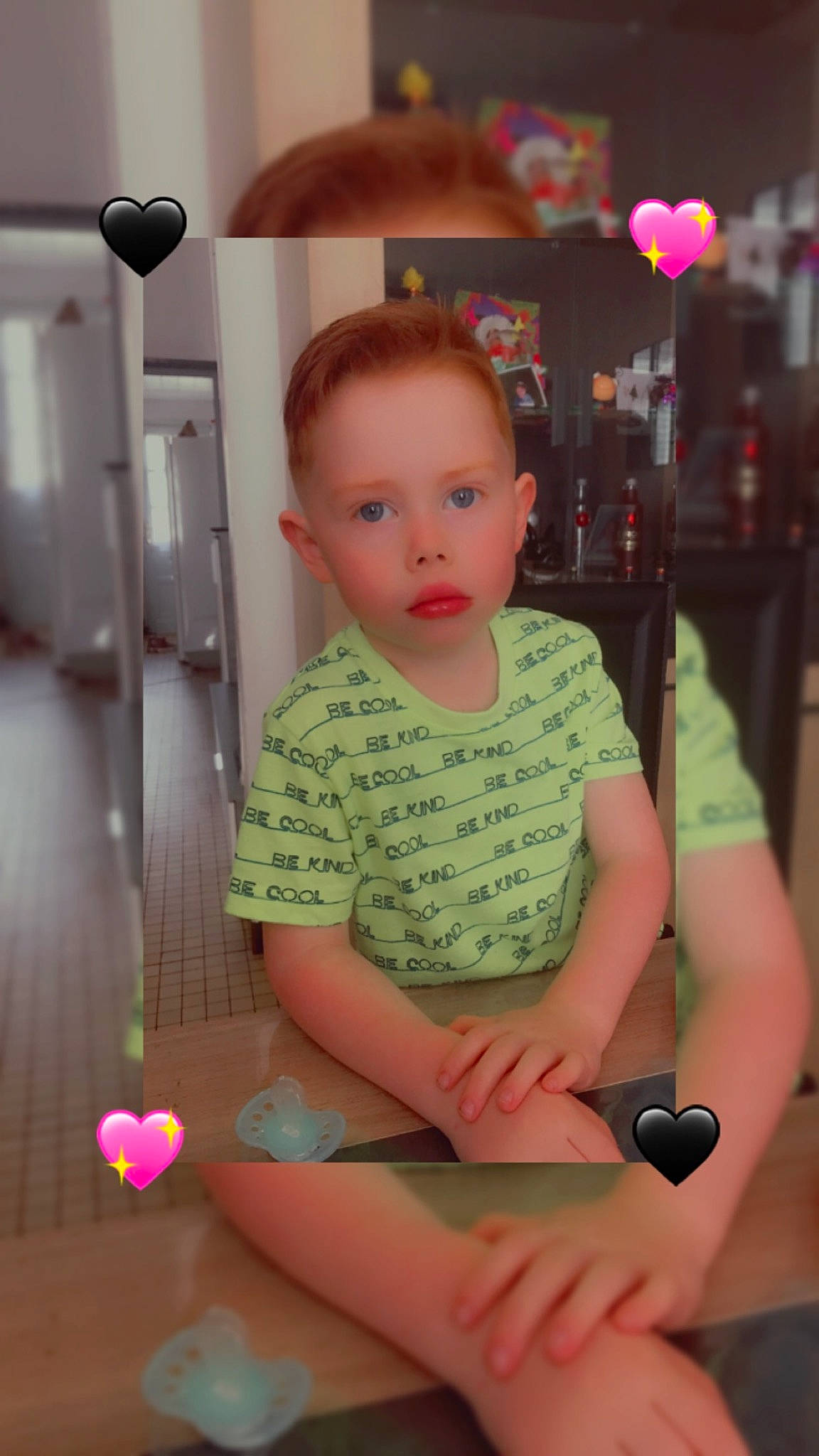 Léo a rejoint le concours — aidez-le/la à gagner de superbes lots ! baby, baby_toddler_clothing, child, facial_expression, flooring, fun, happy, human_leg, joint, magenta, person, pink, product, room, shoulder, skin, sleeve, standing, t_shirt, thigh