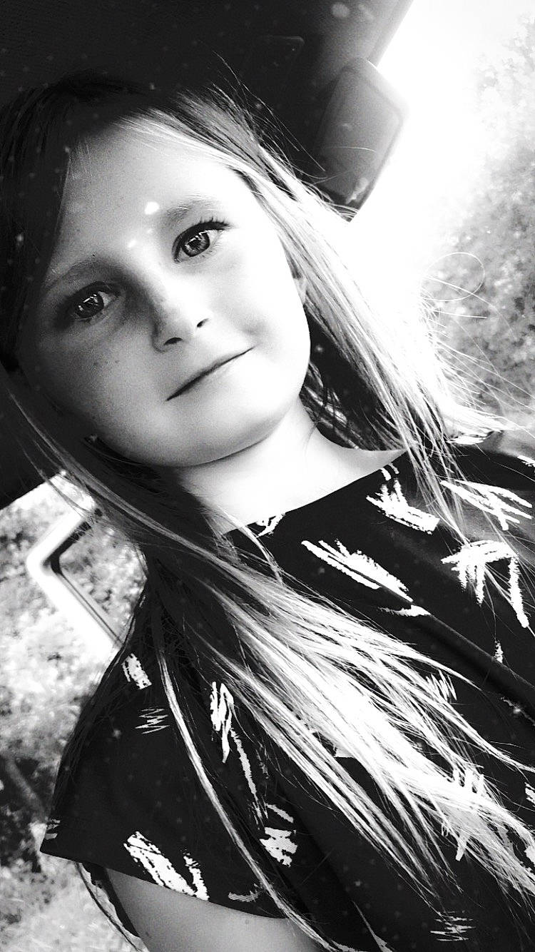 Hyuna participe au concours pour gagner de l'argent avec cette photo : bangs, beauty, black_and_white, black_hair, child, eye, eyebrow, flash_photography, grass, hairstyle, happy, iris, lip, long_hair, monochrome, monochrome_photography, person, portrait_photography, step_cutting, style