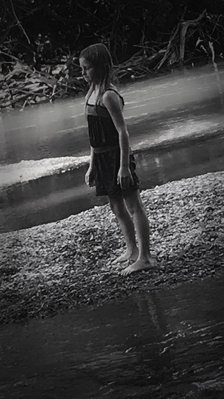 Hyuna a rejoint le concours — aidez-le/la à gagner de superbes lots ! black_and_white, darkness, dress, flash_photography, foot, gesture, grass, happy, human_leg, leg, monochrome, monochrome_photography, people_in_nature, person, road, road_surface, style, thigh, tints_and_shades, water