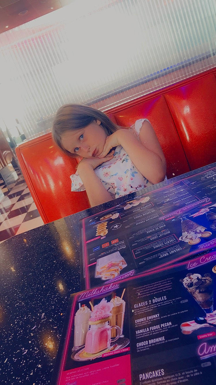 Hyuna a rejoint le concours — aidez-le/la à gagner de superbes lots ! advertising, beauty, black_hair, child, flesh, flooring, fun, human_leg, leisure, magenta, material_property, nail, person, pink, publication, purple, room, sitting, skin, thigh