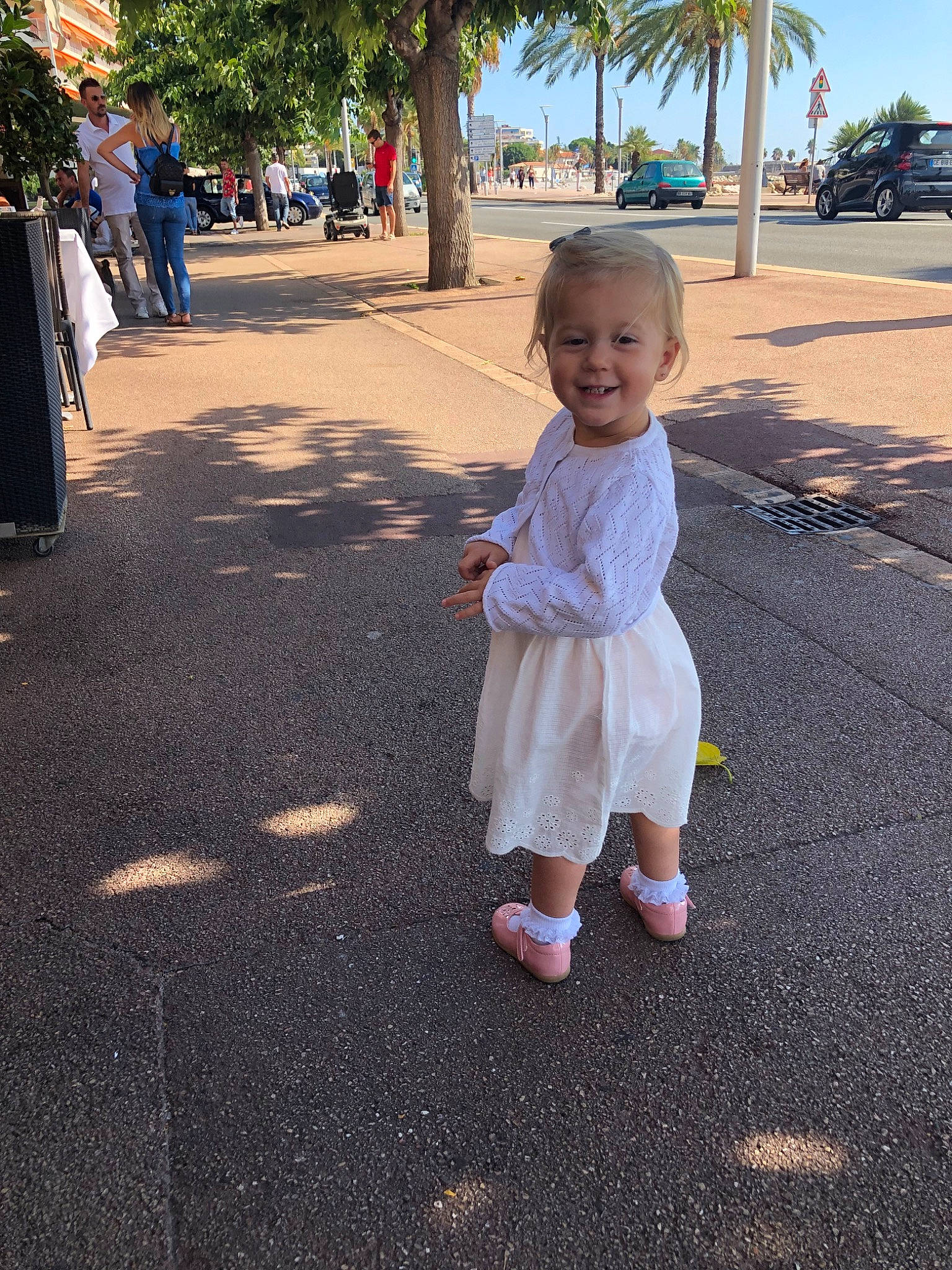 Mila participe au concours pour gagner de l'argent avec cette photo : asphalt, child, fun, gesture, head, joy, leaf, people, person, plant, play, road, road_surface, sidewalk, skin, smile, snapshot, summer, toddler, tree