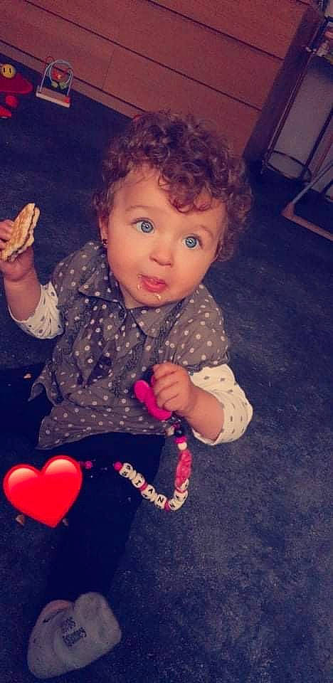 Siannah participe au concours pour gagner de l'argent avec cette photo : arm, baby_toddler_clothing, cheek, chin, eye, gesture, hair, hand, happy, head, human_body, iris, leg, lip, mouth, nose, person, shoulder, skin, sleeve