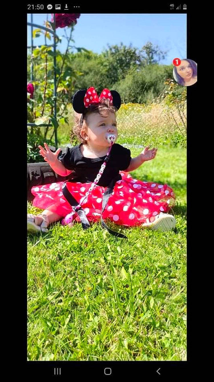 Siannah a rejoint le concours — aidez-le/la à gagner de superbes lots ! balloon, event, fun, garden, grass, grassland, happy, lawn, leisure, magenta, pattern, people_in_nature, person, petal, plant, play, recreation, sitting, toddler, tree