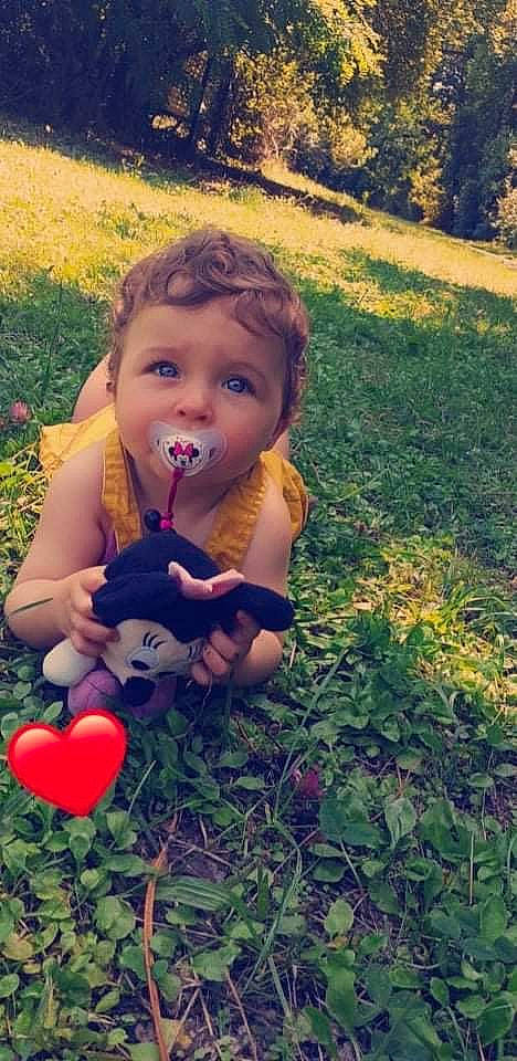 Katif Aid participe au concours pour gagner de l'argent avec cette photo : adaptation, botany, doll, dress, face, fawn, grass, grass_family, happy, head, landscape, leaf, meadow, natural_environment, nature, nose, people_in_nature, person, plant, toddler