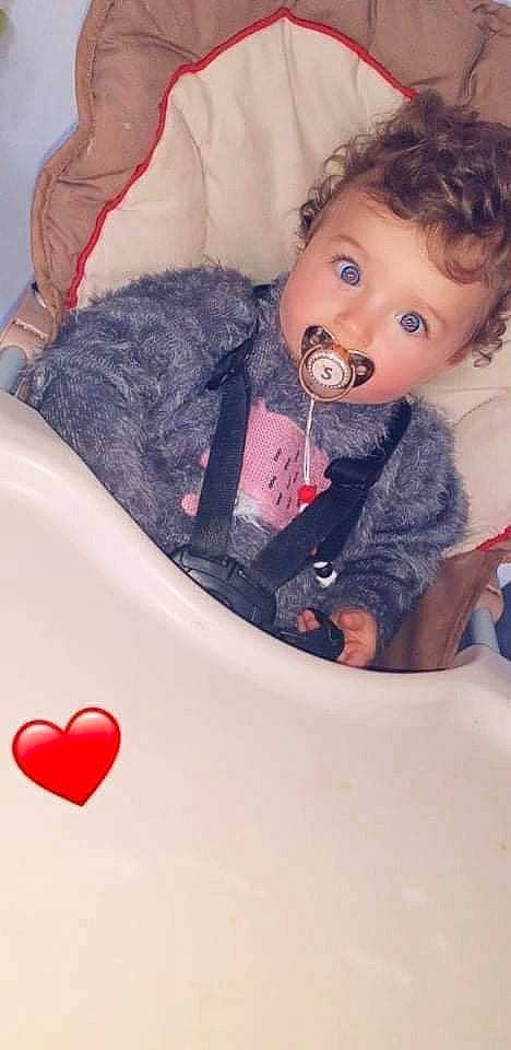 Katif Aid participe au concours pour gagner de l'argent avec cette photo : automotive_design, automotive_lighting, baby, baby_toddler_clothing, cheek, child, comfort, eye, face, finger, hand, head, jacket, motor_vehicle, organ, person, pink, product, sitting, sleeve