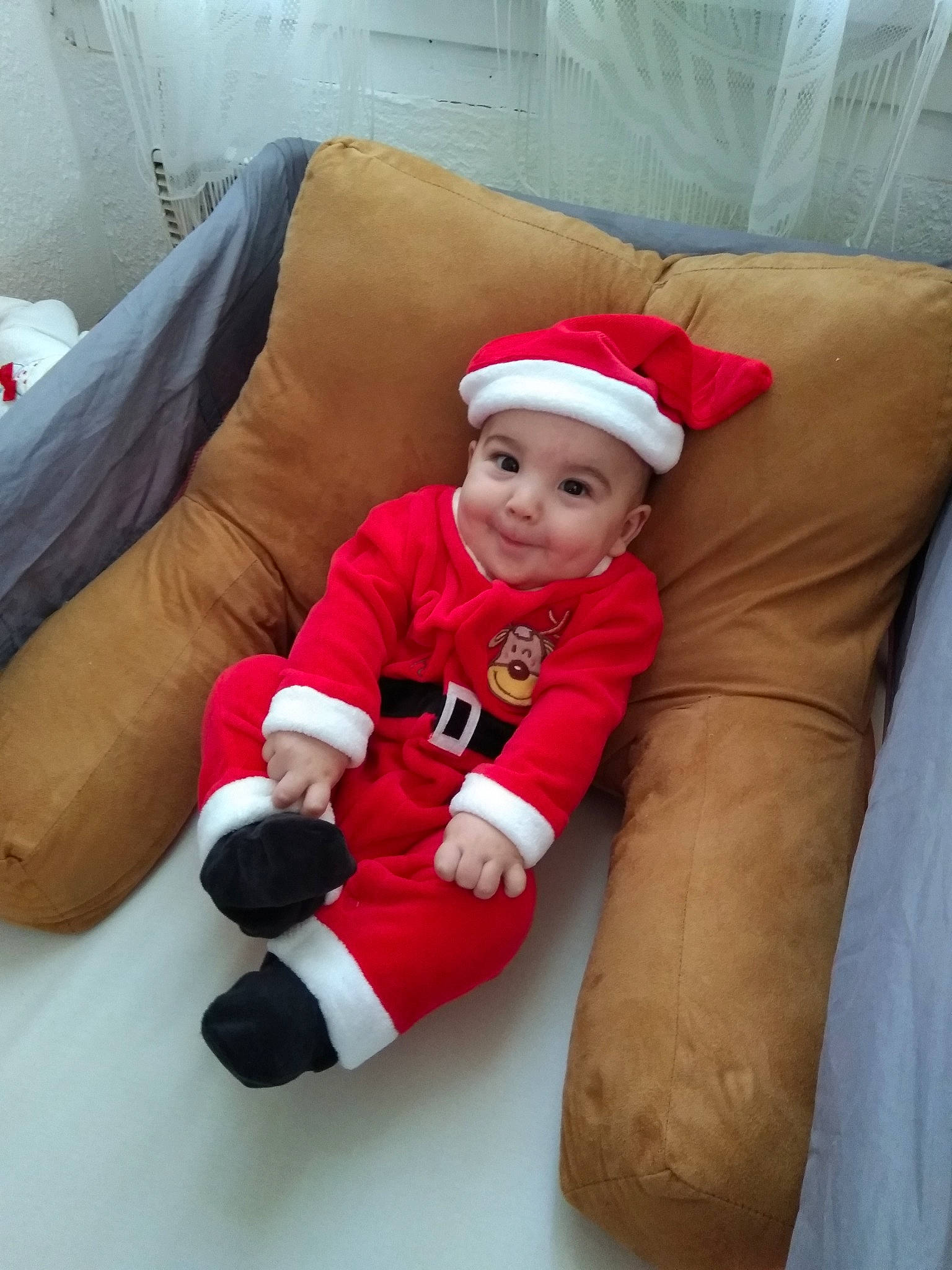 Fabien a rejoint le concours — aidez-le/la à gagner de superbes lots ! child, christmas, day, fictional_character, headwear, holiday, infant, joy, lap, person, product, red, santa_claus, textile, toddler