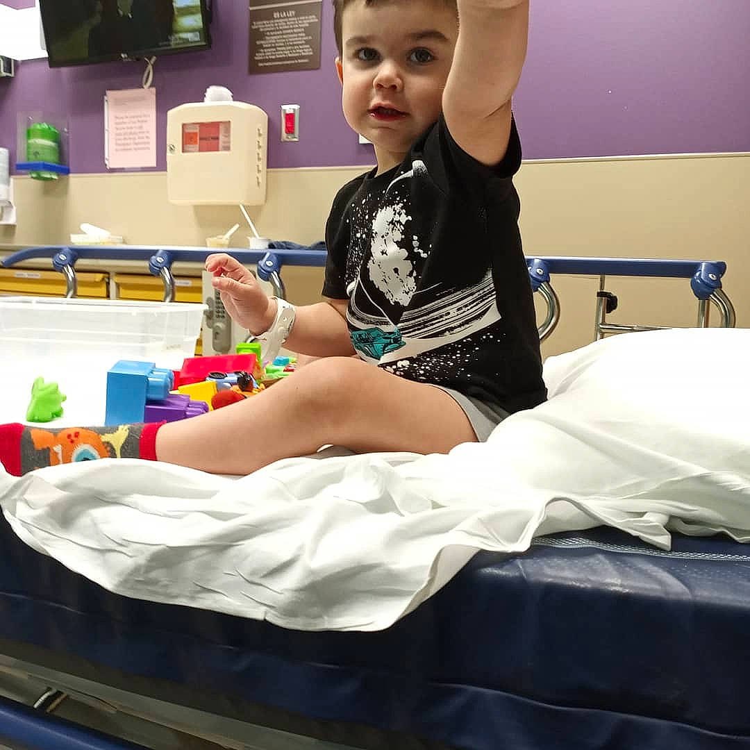 Marcelo is registered to the contest to win money with this photo: arm, baby, birth, chest, child, ear, finger, furniture, hand, human_body, leg, person, play, shoulder, sitting, sportswear, t_shirt, thigh, toddler, trunk