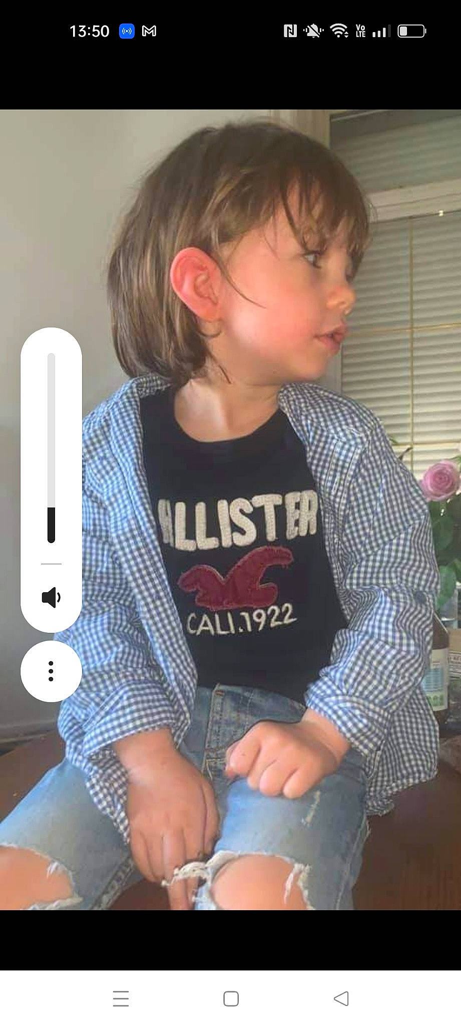 Owen a rejoint le concours — aidez-le/la à gagner de superbes lots ! arm, child, elbow, finger, gadget, hairstyle, human_leg, joint, knee, lap, musical_instrument, neck, pattern, person, sitting, sleeve, t_shirt, thigh, toddler, wood