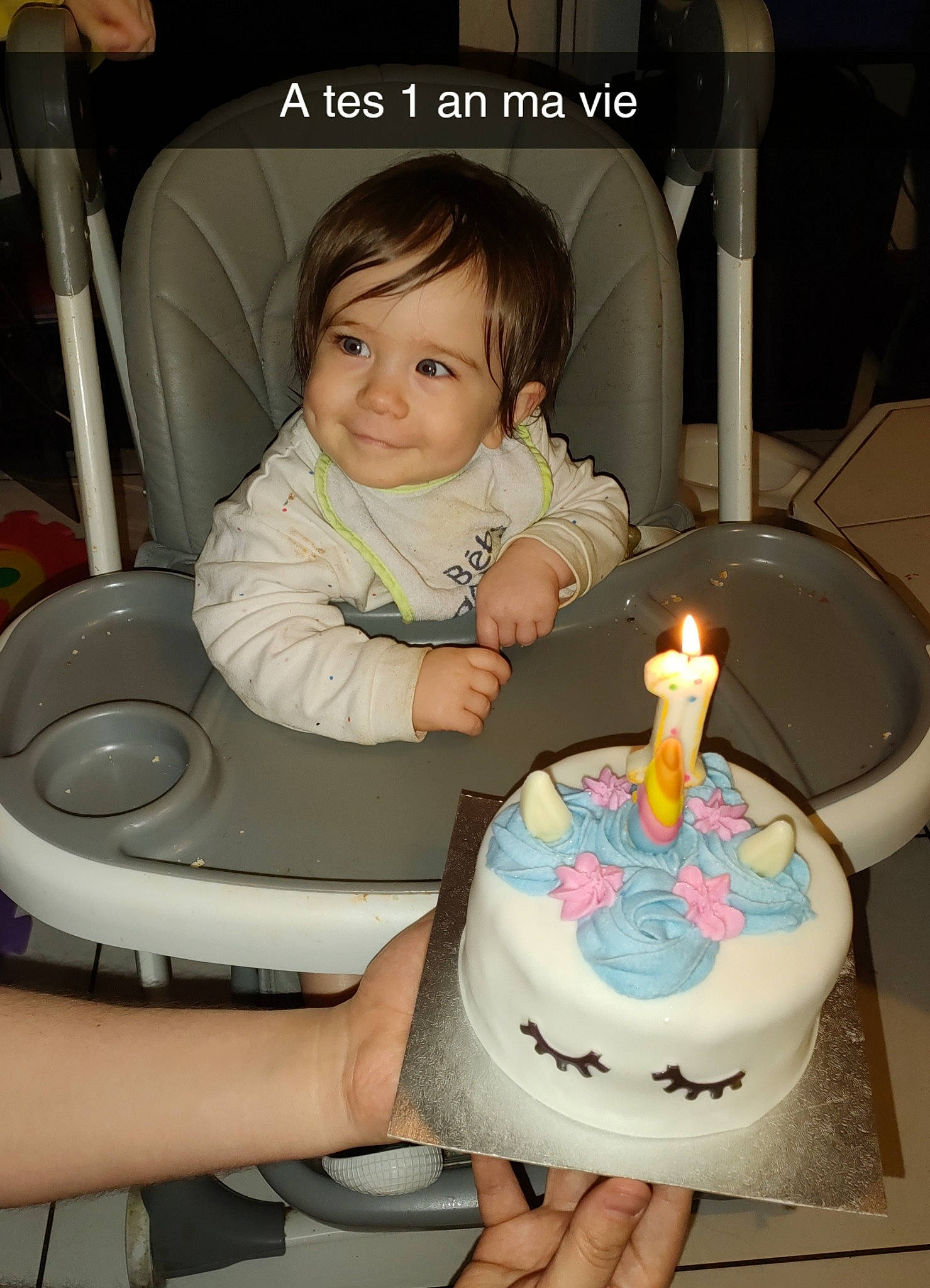 Aurore a rejoint le concours — aidez-le/la à gagner de superbes lots ! baby, baby_toddler_clothing, beauty, birthday_cake, birthday_candle, cake, cake_decorating, cake_decorating_supply, candle, chair, comfort, dessert, food, fun, joy, motor_vehicle, person, smile, sugar_cake, sugar_paste