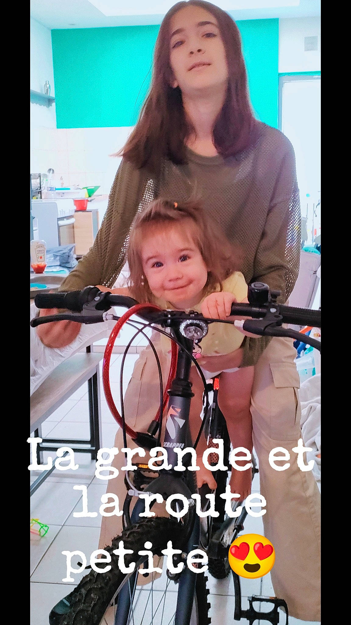 Lisana a rejoint le concours — aidez-le/la à gagner de superbes lots ! archery, audio_equipment, bicycle_frame, bicycle_handlebar, bicycles_equipment_and_supplies, bow_and_arrow, child, electronic_device, event, happy, joy, muscle, music, person, photo_caption, product, recreation, skin, smile, snapshot