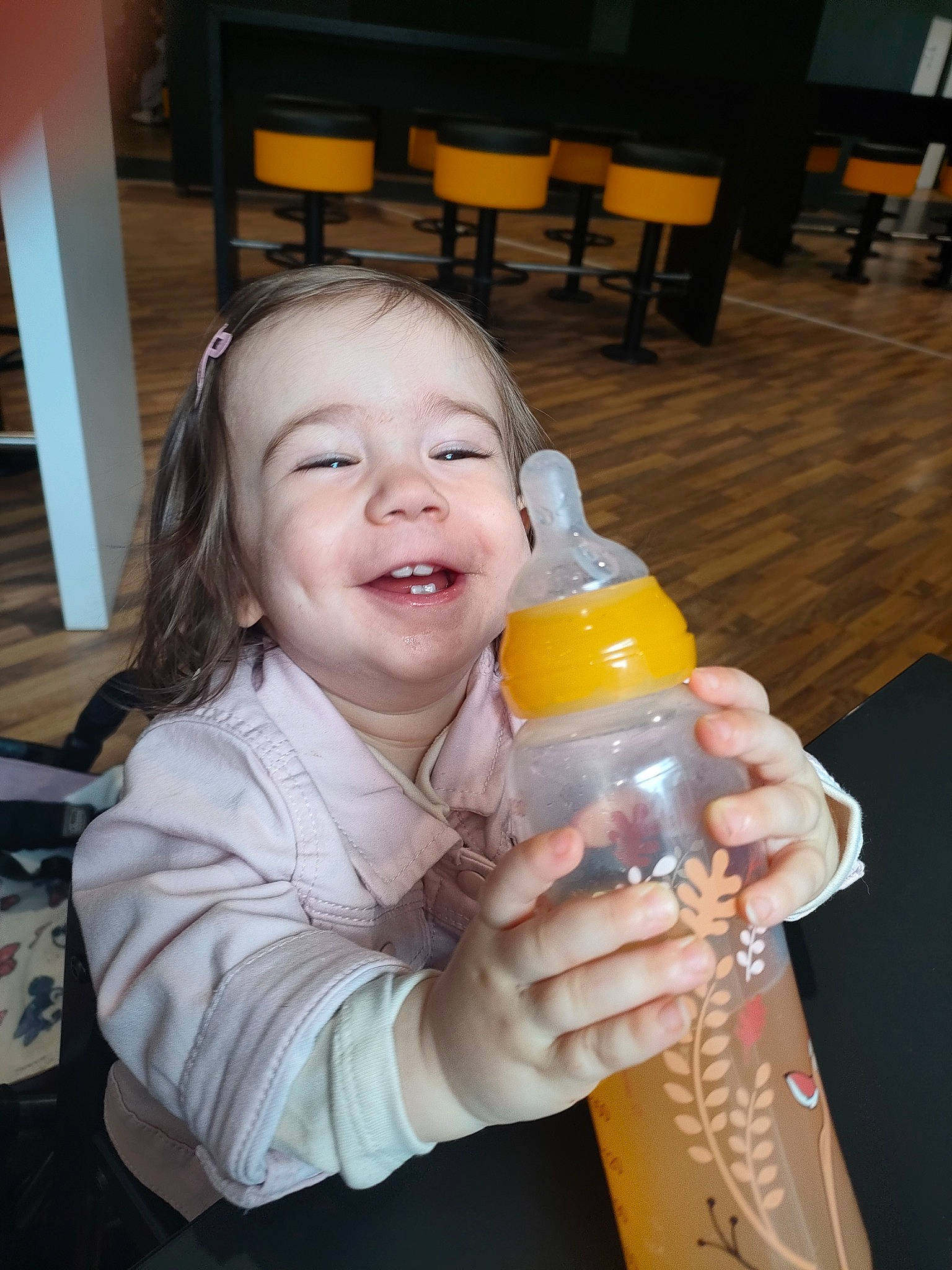 Lisana participe au concours pour gagner de l'argent avec cette photo : baby, baby_bottle, baby_products, bottle, chair, child, drink, drinking, drinkware, finger, gesture, hand, happy, milk, nail, person, plastic_bottle, smile, thumb, toddler