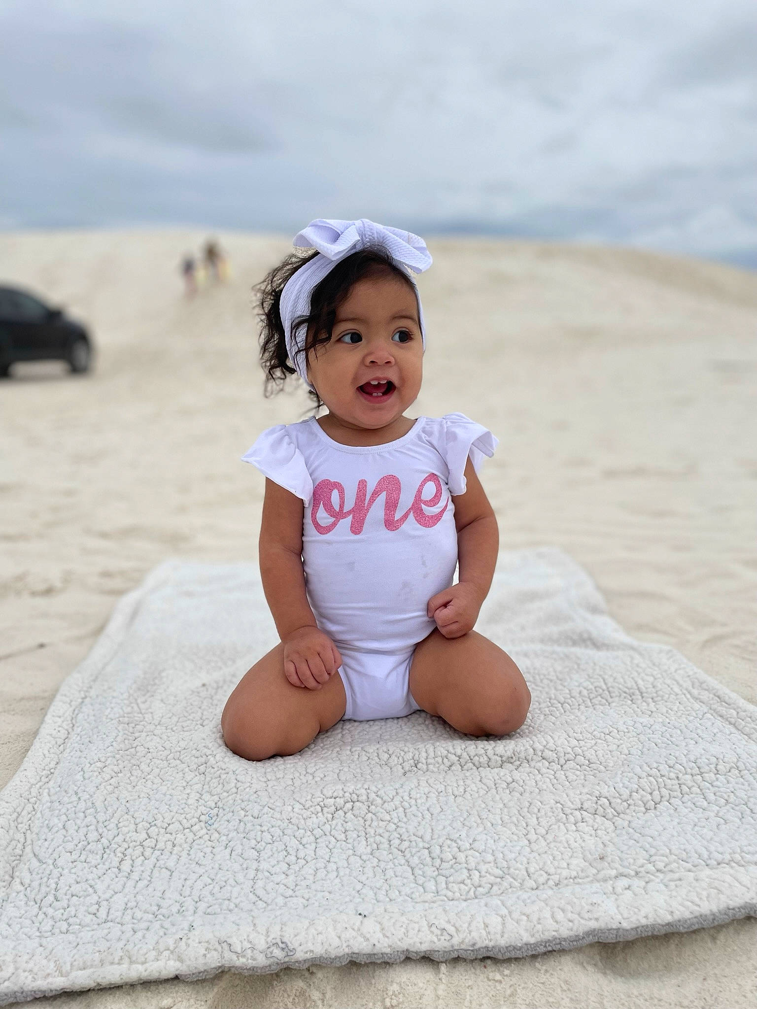 Araceli is registered to the contest to win money with this photo: baby_toddler_clothing, barefoot, beach, body_of_water, eye, face, flash_photography, foot, fun, happy, head, human_leg, leisure, person, sand, sky, sleeve, summer, surprise, t_shirt