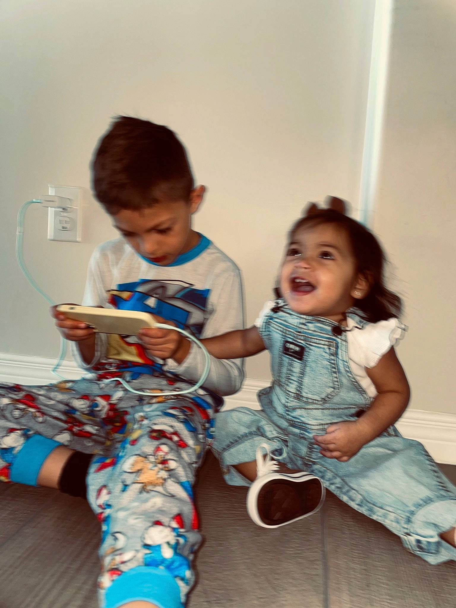 Araceli is registered to the contest to win money with this photo: baby_toddler_clothing, barefoot, child, finger, fun, gesture, happy, joint, leg, pattern, person, sharing, sitting, skin, sleeve, smile, sock, standing, t_shirt, thigh