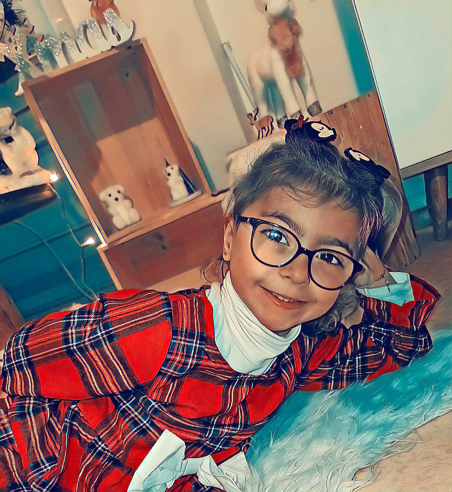Zoé a rejoint le concours — aidez-le/la à gagner de superbes lots ! art, cool, drawer, eyewear, fashion, fun, glasses, happy, joy, paint, pattern, person, photograph, plaid, room, sleeve, smile, t_shirt, tartan, textile