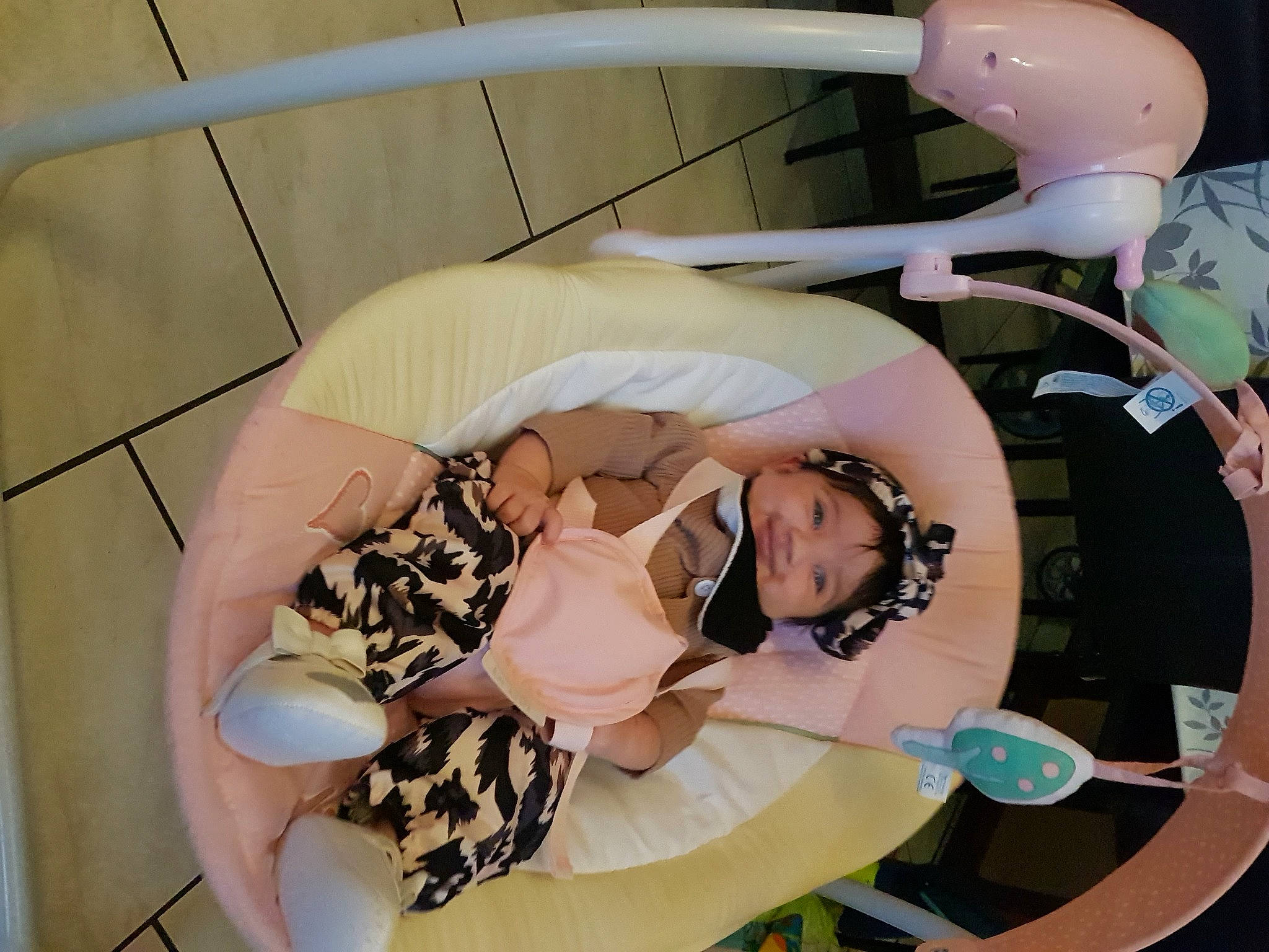 Sofia participe au concours pour gagner de l'argent avec cette photo : chest, comfort, elbow, eyelash, eyewear, fashion_accessory, fun, human_leg, joy, knee, person, room, sandal, thigh