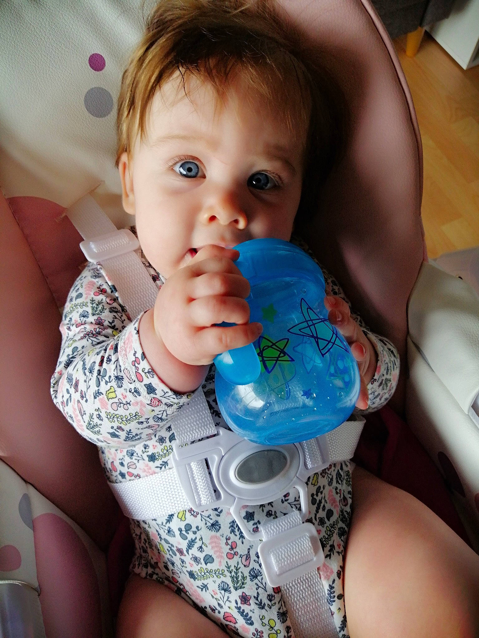 Léa participe au concours pour gagner de l'argent avec cette photo : azure, baby, cheek, drinkware, eye, eyelash, facial_expression, finger, flash_photography, hairstyle, hand, happy, human, iris, lip, mouth, organ, person, product, skin