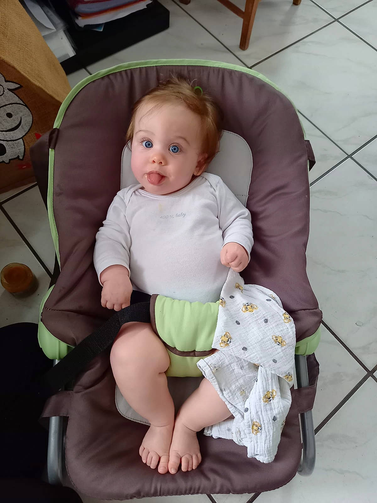 Léa a rejoint le concours — aidez-le/la à gagner de superbes lots ! baby, baby_products, baby_toddler_clothing, chair, cheek, child, comfort, flooring, foot, fun, happy, human_leg, knee, lap, person, sitting, skin, sleeve, sock, surprise