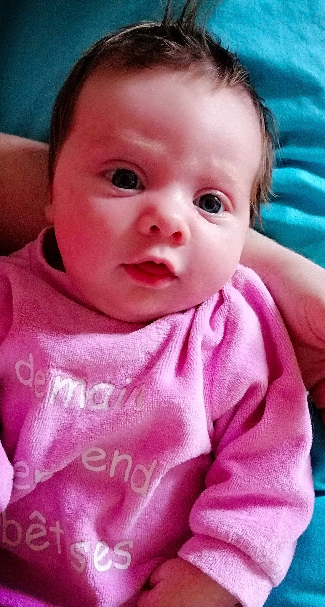 Léa a rejoint le concours — aidez-le/la à gagner de superbes lots ! baby, baby_products, baby_toddler_clothing, cheek, child, chin, ear, eye, eyebrow, eyelash, forehead, iris, linens, lip, organ, person, pink, skin, toddler, tongue