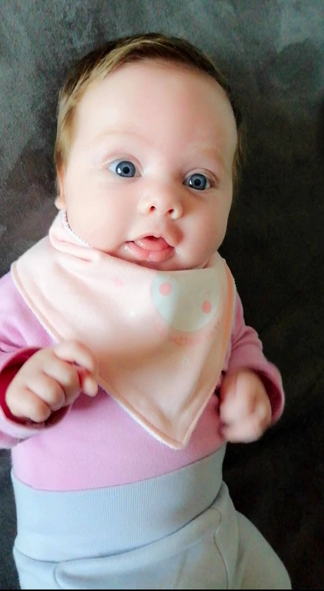 Léa a rejoint le concours — aidez-le/la à gagner de superbes lots ! arm, baby, baby_toddler_clothing, cheek, child, chin, collar, eyebrow, facial_expression, finger, head, iris, lip, mouth, neck, nose, person, pink, skin, sleeve