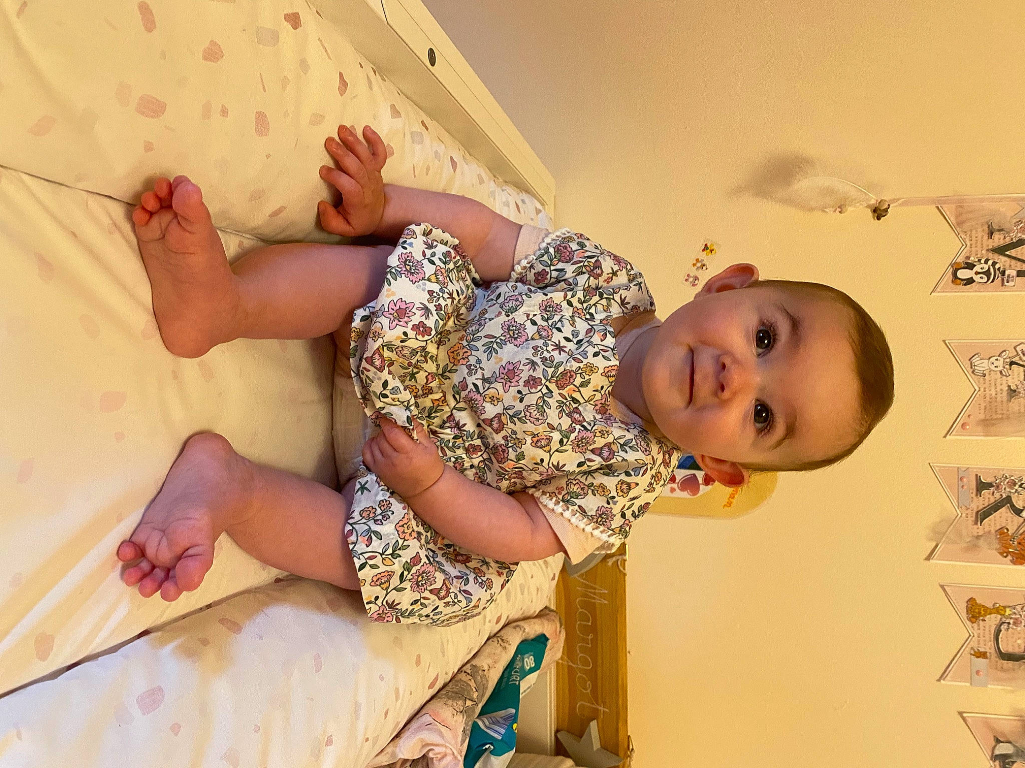 Margot participe au concours pour gagner de l'argent avec cette photo : arm, baby, baby_toddler_clothing, child, elbow, finger, fun, happy, human_body, human_leg, leisure, pattern, person, room, shorts, skin, smile, t_shirt, thigh, toddler
