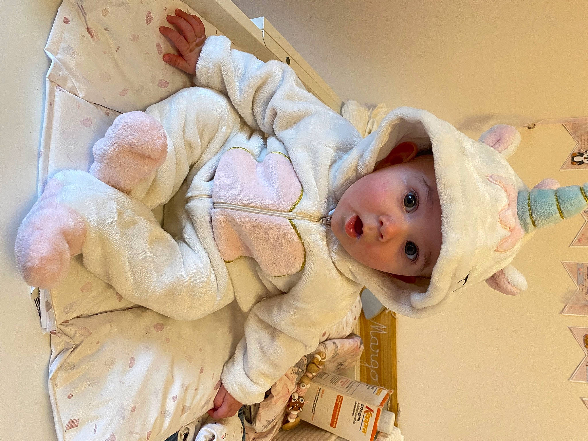 Margot participe au concours pour gagner de l'argent avec cette photo : baby, baby_products, baby_sleeping, baby_toddler_clothing, cheek, child, comfort, flooring, fur, happy, hat, headgear, headwear, linens, person, room, skin, surprise, textile, toddler