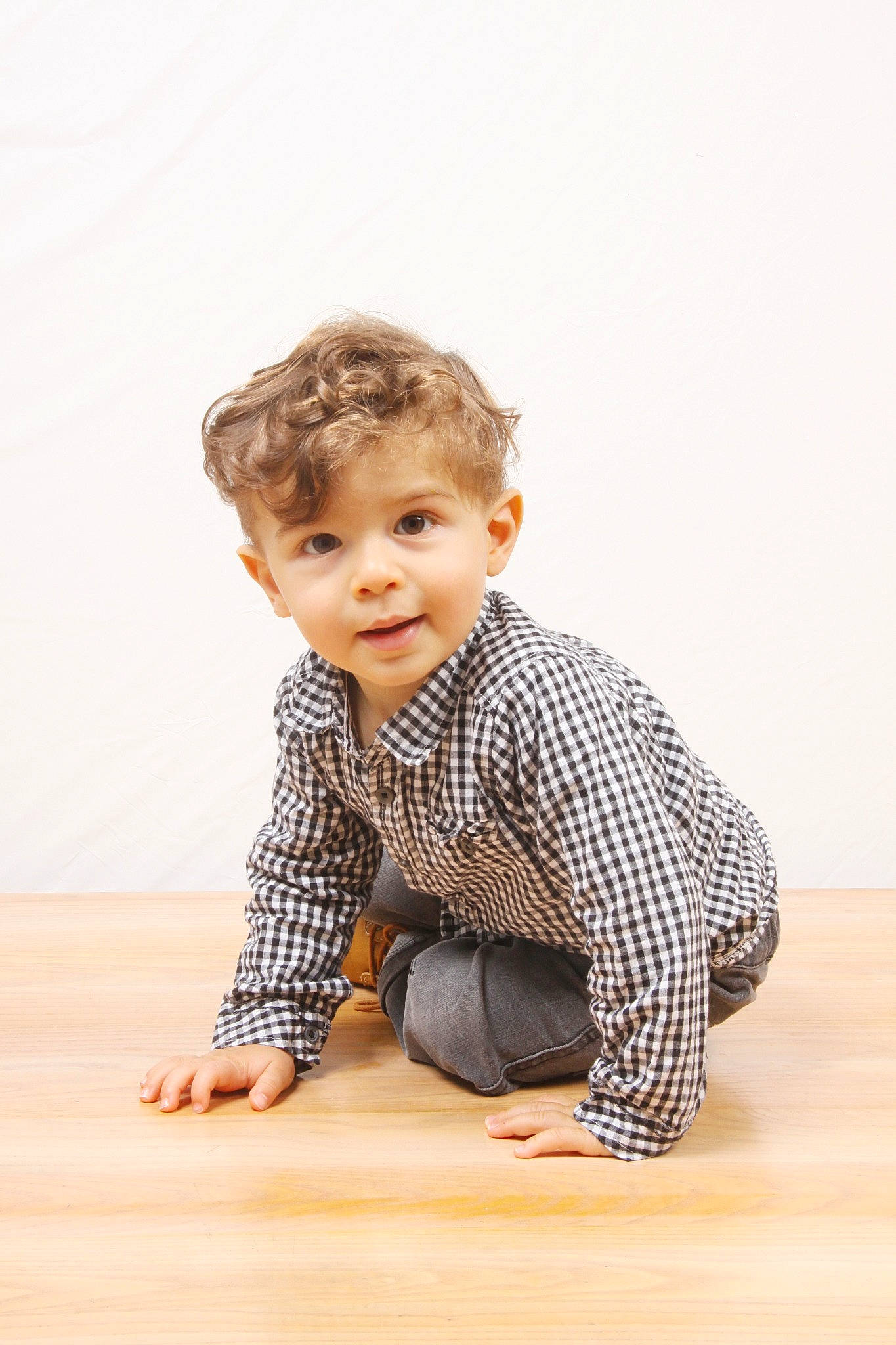 Mathéo a rejoint le concours — aidez-le/la à gagner de superbes lots ! baby_toddler_clothing, blazer, cheek, collar, dress_shirt, floor, flooring, happy, hardwood, jacket, jeans, outerwear, person, sitting, sleeve, smile, suit, tie, toddler, trousers