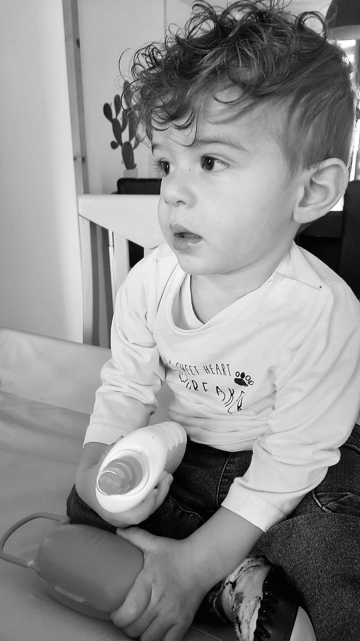 Mathéo participe au concours pour gagner de l'argent avec cette photo : arm, baby_toddler_clothing, black, black_and_white, cheek, ear, eyelash, finger, hair, happy, head, iris, nose, person, photograph, skin, sleeve, standing, style, surprise