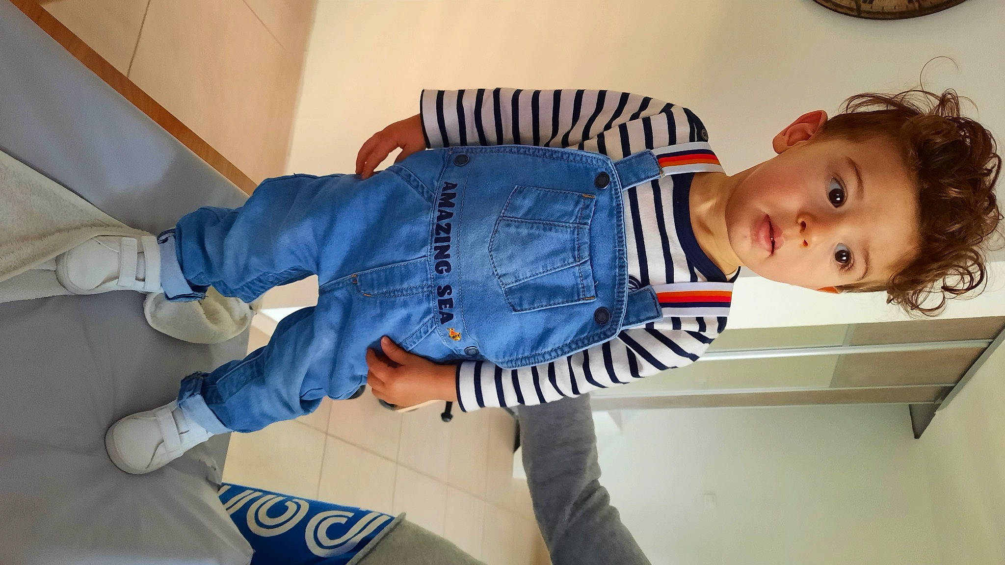 Mathéo a rejoint le concours — aidez-le/la à gagner de superbes lots ! abdomen, baby, baby_toddler_clothing, child, clock, comfort, denim, elbow, electric_blue, fun, happy, joint, knee, person, room, sitting, sleeve, smile, sportswear, surprise