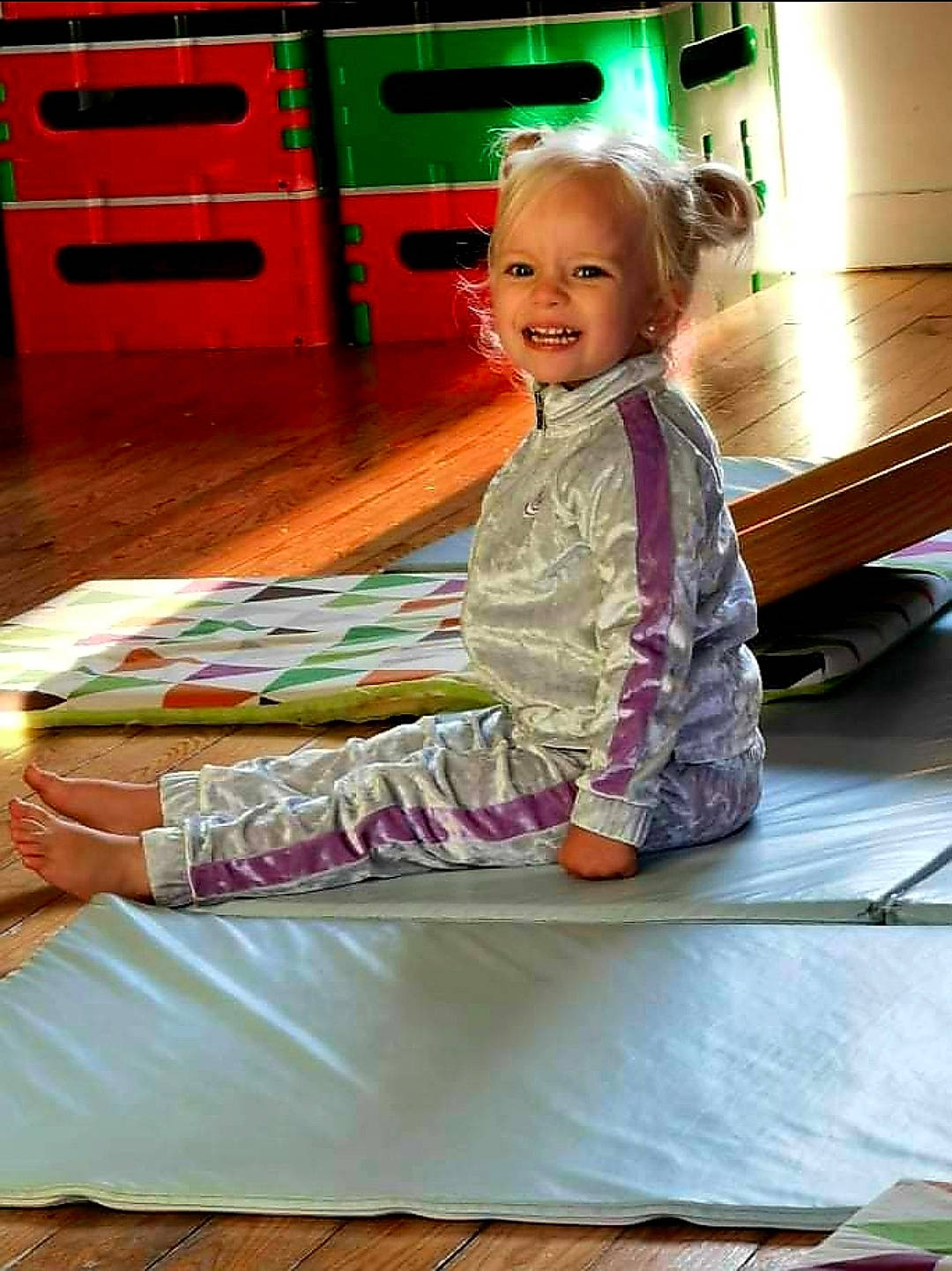 Myla a rejoint le concours — aidez-le/la à gagner de superbes lots ! automotive_lighting, baby_toddler_clothing, child, drawer, dress, facial_expression, floor, flooring, fun, happy, hardwood, joy, leisure, magenta, person, product, room, smile, t_shirt, table