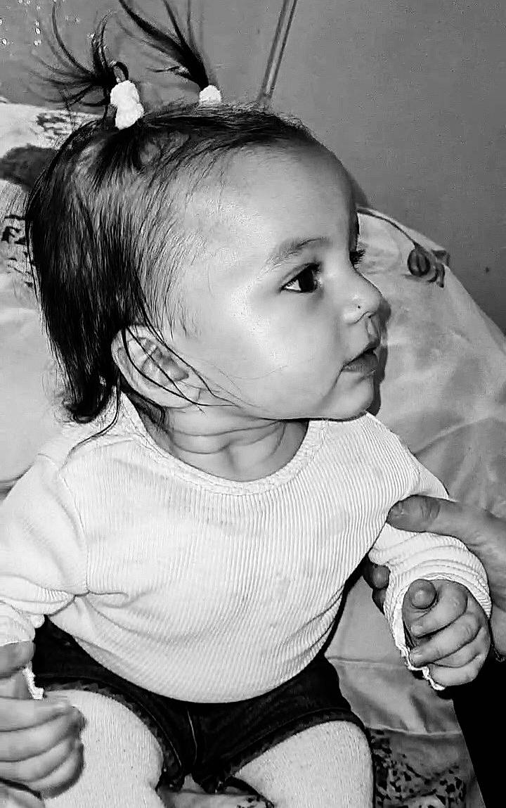 Tessa participe au concours pour gagner de l'argent avec cette photo : arm, black, cheek, ear, eye, eyebrow, facial_expression, hair, hairstyle, hand, head, lip, mouth, nose, organ, person, photograph, product, skin, vertebrate